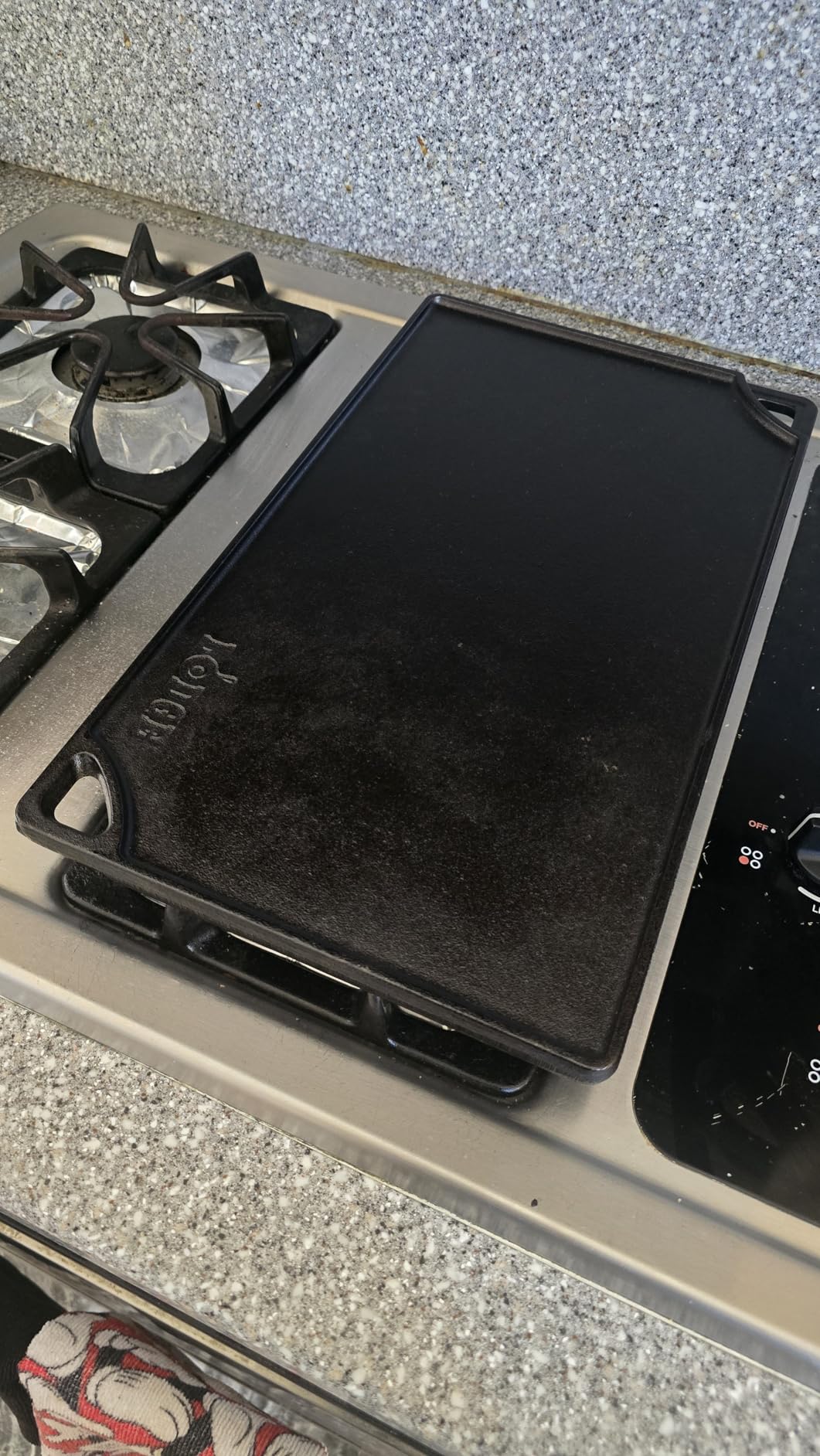 Lodge Reversible Cast Iron Grill/Griddle Pan, 16.75 x 9.5 Inches | Dual-Sided Double Burner Griddle for BBQ, Eggs, Pancakes & Burgers, PFAS-Free, Flat Top Cookware, Made in USA customer photo 1