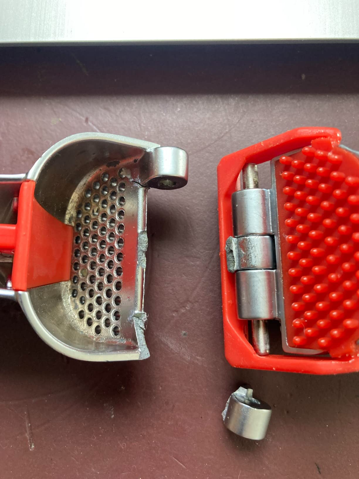 Dreamfarm Garject 2-In-1 Garlic Peeler, Garlic Press & Mincer with Garlic Peel Ejector, Chrome-Plated Zinc - Black customer photo 1