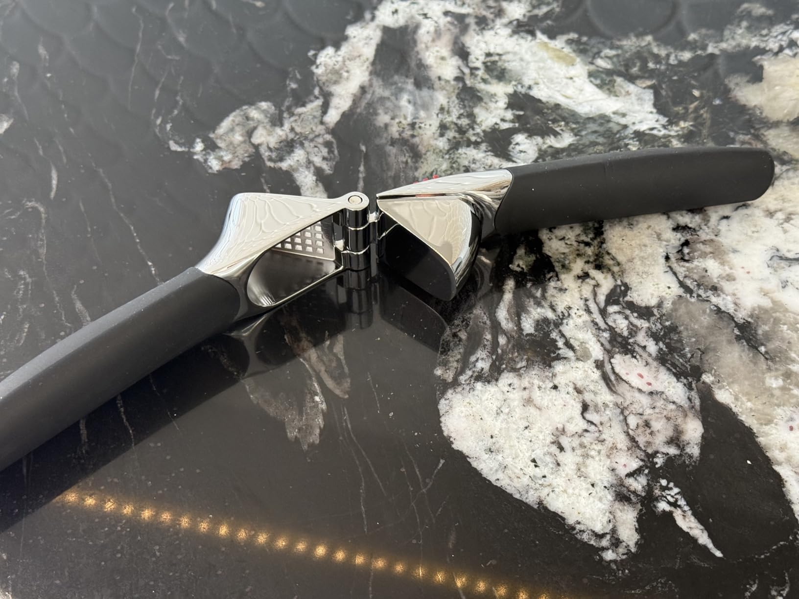 OXO Good Grips Heavy Duty Garlic Press, Die-Cast Zinc, Black customer photo 1