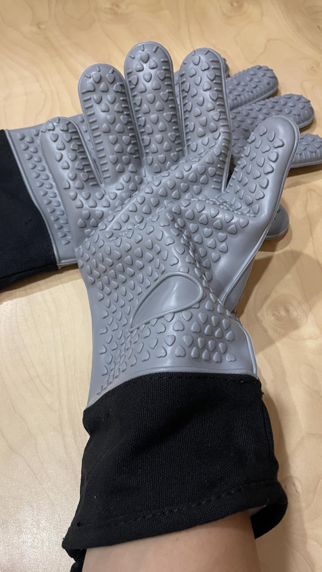 GEEKHOM BBQ Gloves Heat Resistant, 13.7 Inch Long Waterproof Silicone Oven Mitts for Grilling and Smoker, Non-Slip 5 Finger Kitchen Hot Mitts for Baking, Cooking & Cast Iron, Black customer photo 1