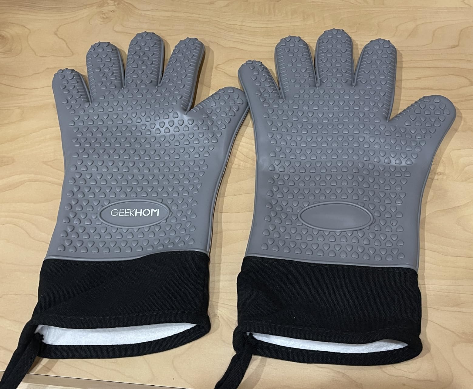 GEEKHOM BBQ Gloves Heat Resistant, 13.7 Inch Long Waterproof Silicone Oven Mitts for Grilling and Smoker, Non-Slip 5 Finger Kitchen Hot Mitts for Baking, Cooking & Cast Iron, Black customer photo 2