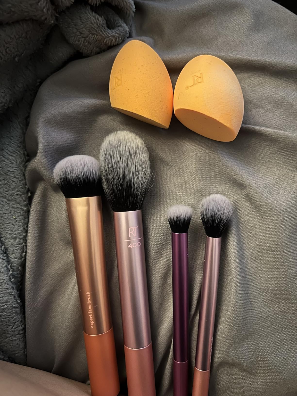 Real Techniques 6 Piece Everyday Essentials Makeup Brush Set, Includes 4 Brushes & 2 Makeup Sponges, For Foundation, Blush, Bronzer, Contour, Eyeshadow, & Powder, Travel Gift Set, Cruelty-Free & Vegan customer photo 2