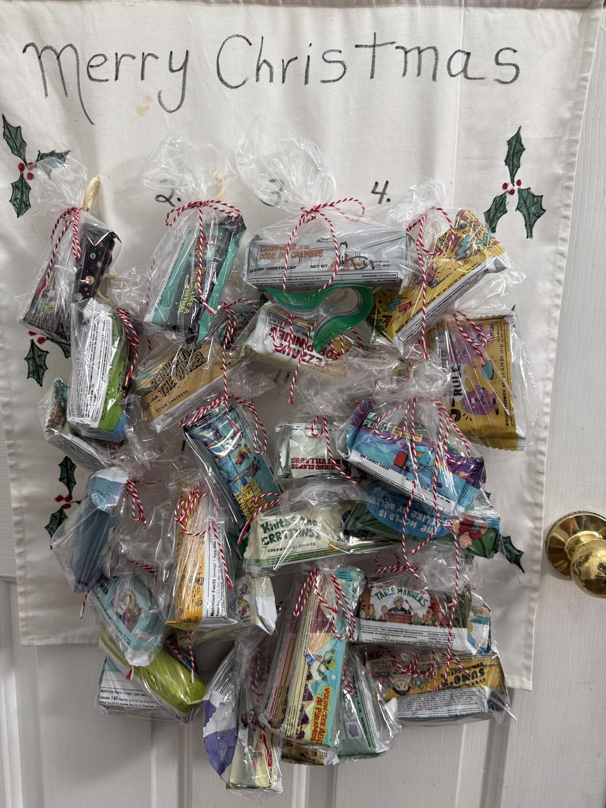 International Snack Box, Unique Experience with Universal Exotic Candies and Treats from around the World, Gift-Ready Foreign Foods in Packages Inspired by European, Japanese and Korean Cultures customer photo 1