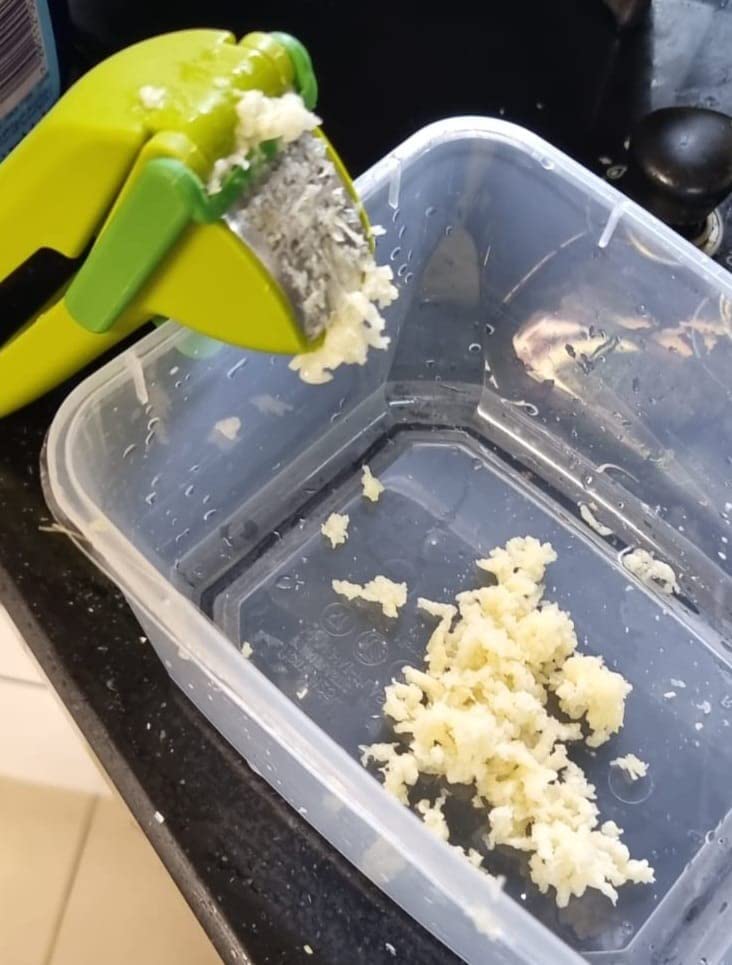Joseph Joseph CleanForce Garlic Press - Garlic Mincer with Trigger-Operated Wiper Blade & Handy Cleaning Tool, Green customer photo 1