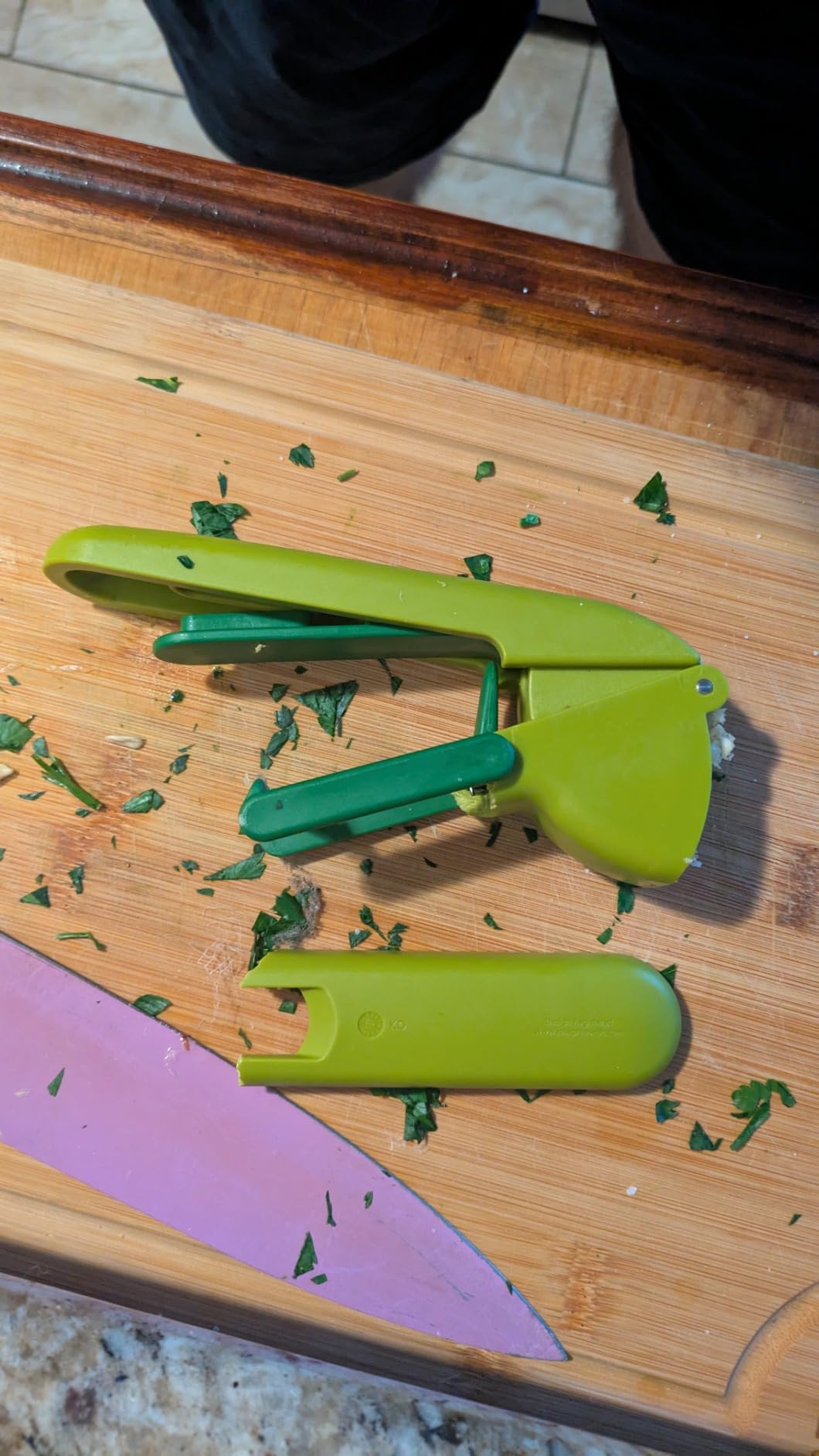 Joseph Joseph CleanForce Garlic Press - Garlic Mincer with Trigger-Operated Wiper Blade & Handy Cleaning Tool, Green customer photo 2