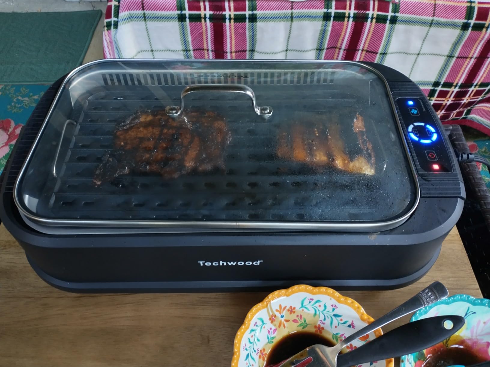 Techwood Indoor Grill Smokeless Grill, 1500W Indoor Korean BBQ Electric Tabletop Grill with Tempered Glass Lid, Removable Grill and Griddle Plates with Drip Tray, Gray customer photo 1
