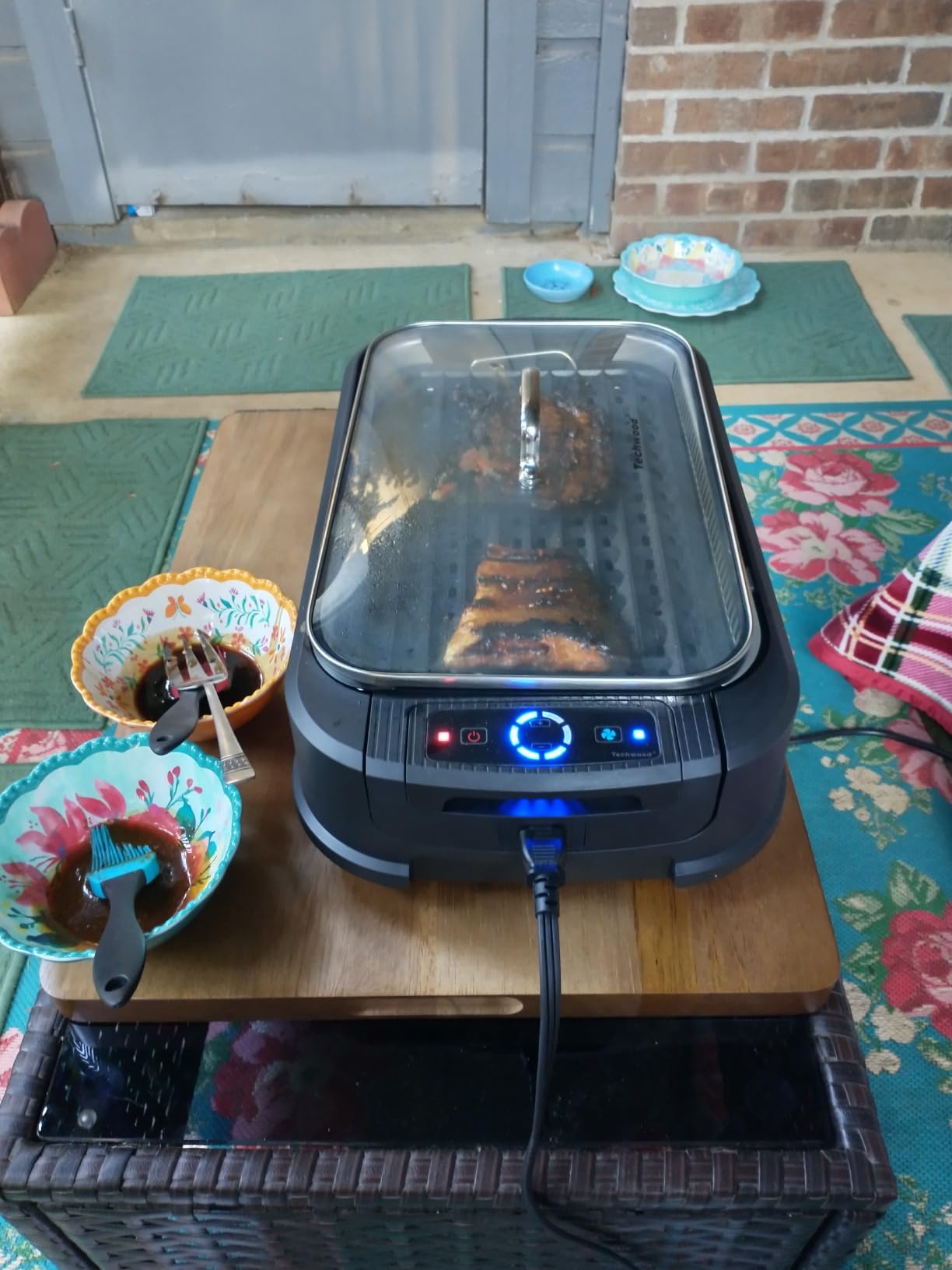 Techwood Indoor Grill Smokeless Grill, 1500W Indoor Korean BBQ Electric Tabletop Grill with Tempered Glass Lid, Removable Grill and Griddle Plates with Drip Tray, Gray customer photo 2