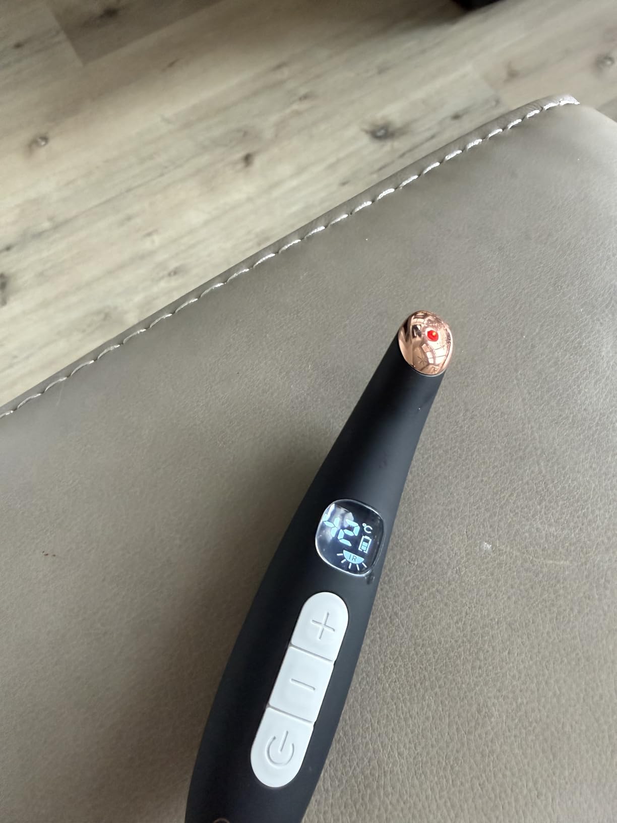 GLO24K Heated Eye Wand & Eye Massager Tool - Gentle Warmth & Vibration for Smoother-Looking Skin, Refreshing Under-Eyes Massage, Portable Beauty Device customer photo 1