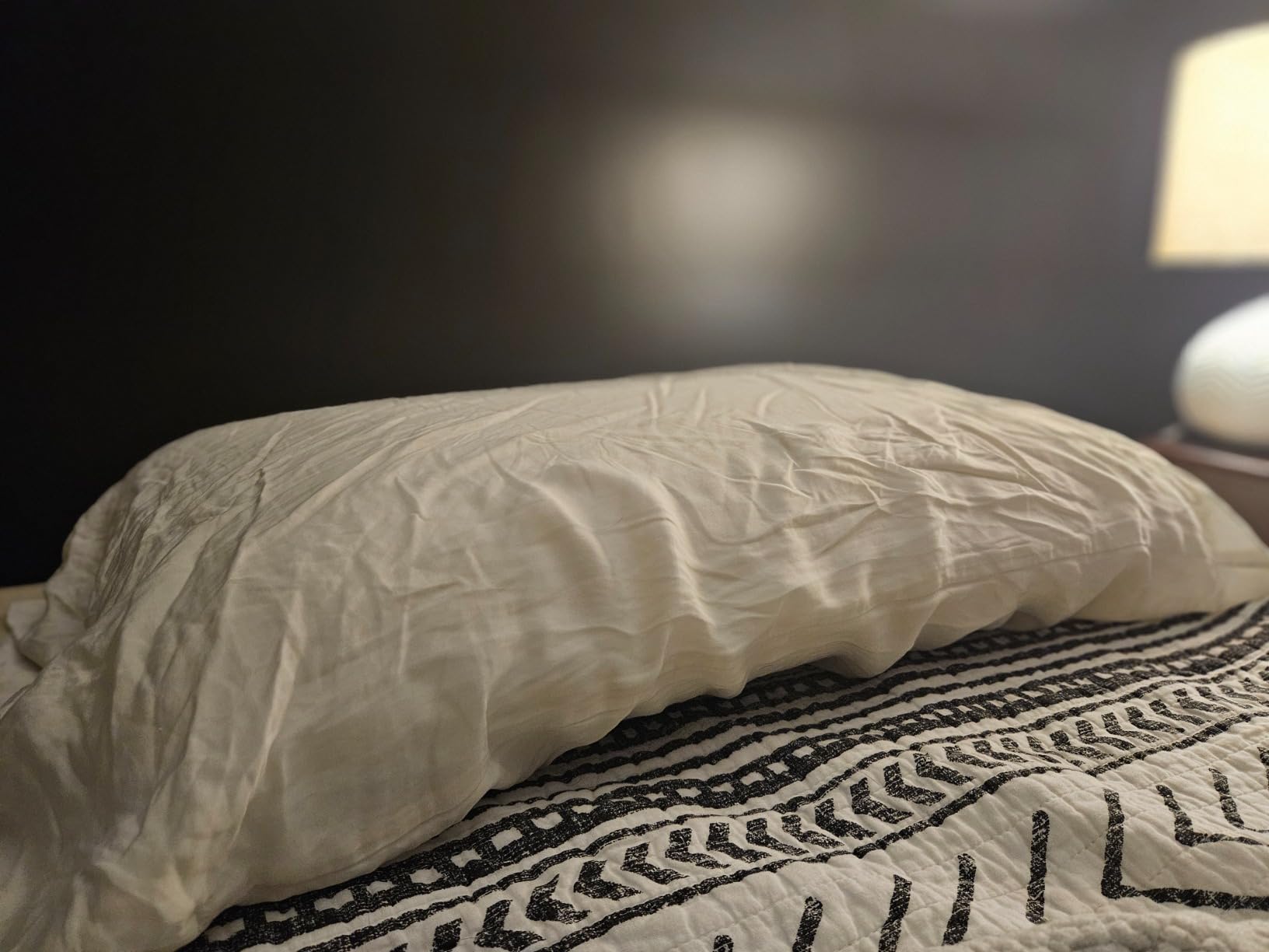 JOTOM 100% Natural Talalay Latex Pillow Sleeping Bed Pillow - Luxury Queen Pillow for Side, Back, and Stomach Sleepers - Removable Breathable Cotton Cover (Queen, Medium 6.2