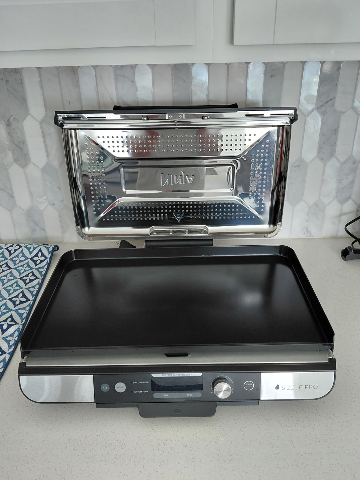 Ninja Sizzle Indoor Grill & Griddle, 14'', 500°F, Grey/Silver, GR101 | Interchangeable nonstick grill & griddle plate, dishwasher-safe lid, 500°F edge-to-edge heat for perfect char-grilled marks. customer photo 2