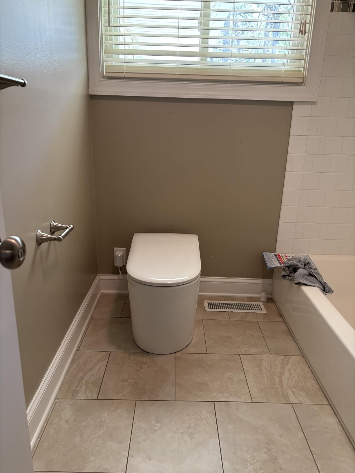 WOODBRIDGE B0970S One Piece Elongated Smart Tankless Bidet Toilet, ADA Height, Auto Flush, Foot Sensor Operation, Heated Seat with Integrated Multi Function Remote Control in White customer photo 1