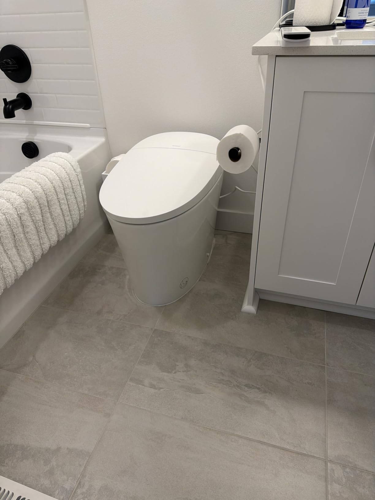 WOODBRIDGE B0970S One Piece Elongated Smart Tankless Bidet Toilet, ADA Height, Auto Flush, Foot Sensor Operation, Heated Seat with Integrated Multi Function Remote Control in White customer photo 2