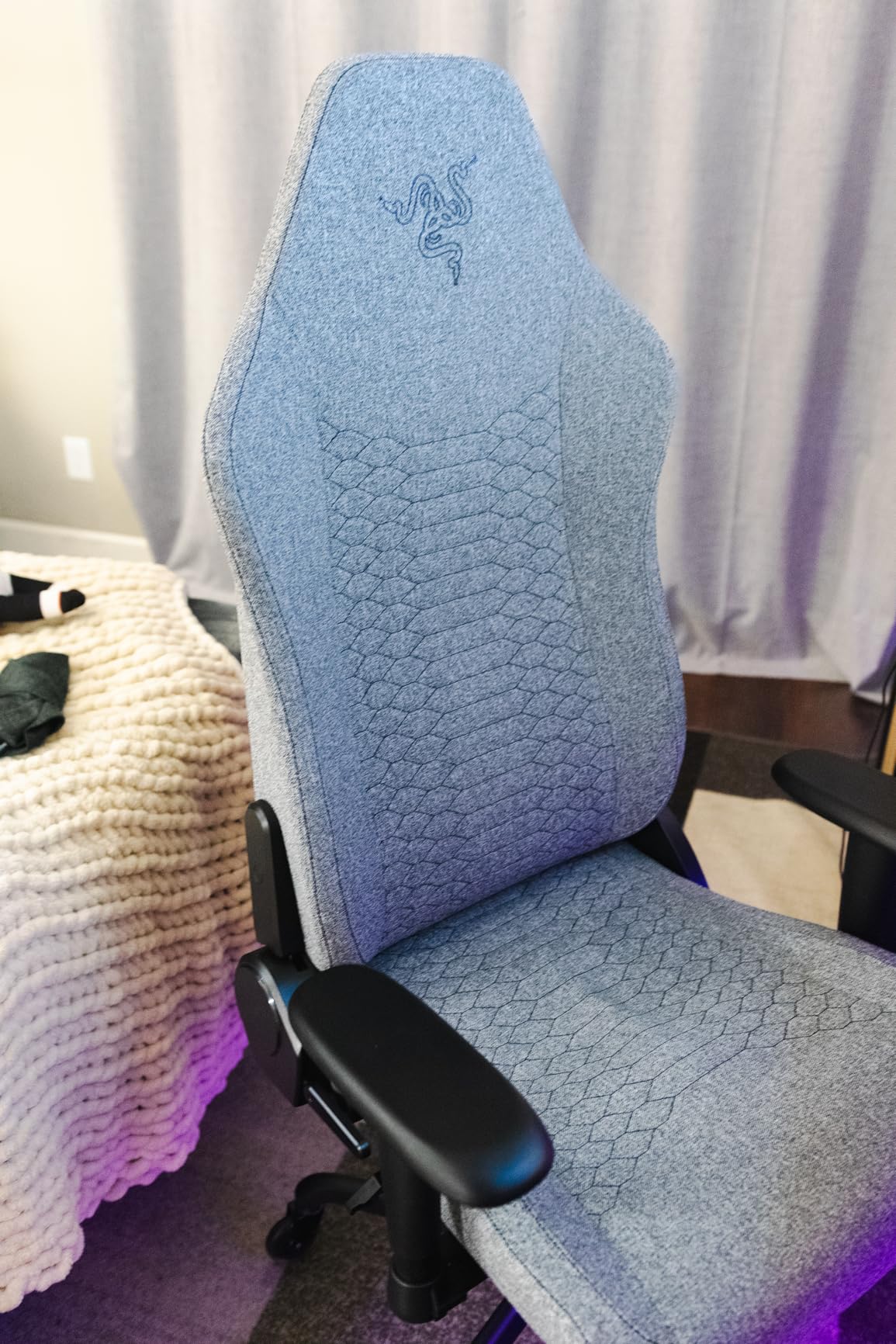 Razer Iskur V2 X Ergonomic Gaming Chair, Black | Built-In Lumbar Support, Wide Seat, High Density Foam Cushions, Adjustable 152 Degree Recline, 2D Armrests, Plush Fabric customer photo 2