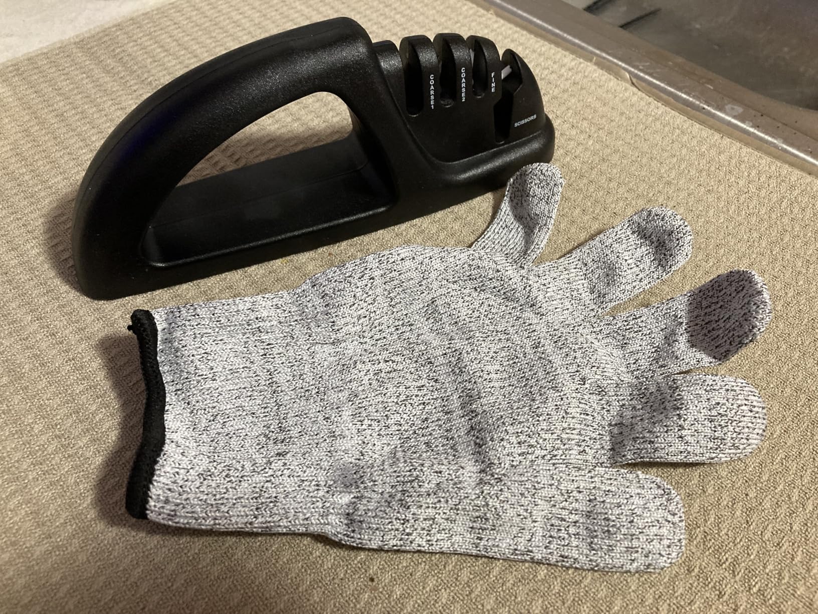 Amazon Basics 4-in-1 Knife Sharpener with Non-Slip Base, Includes Safety Glove customer photo 2