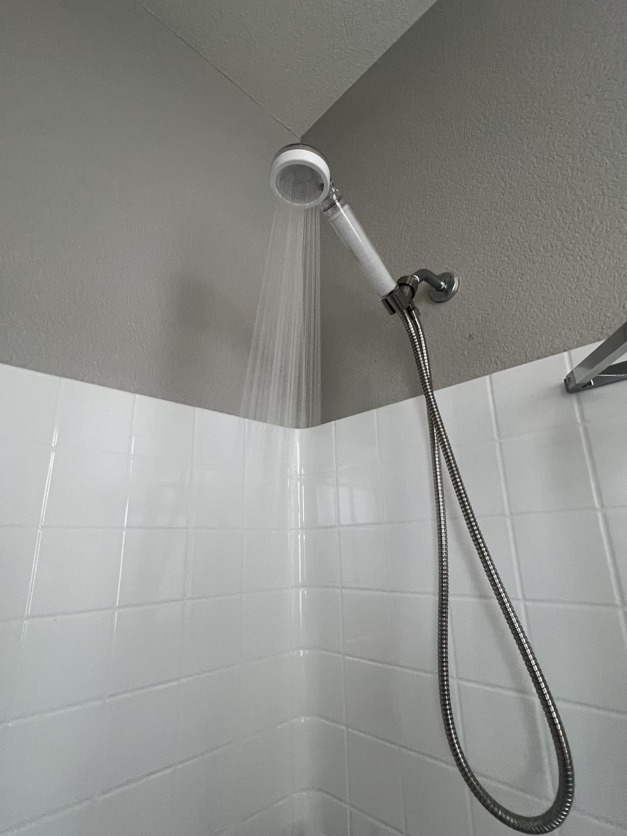 Filter Showerhead Inspired By Korea's Beauty Culture | Carbon Composite Filter | Single Set (Hose, Mount, Teflon Tape, Wrench) (AJ8200MC-SET-SNG) customer photo 1