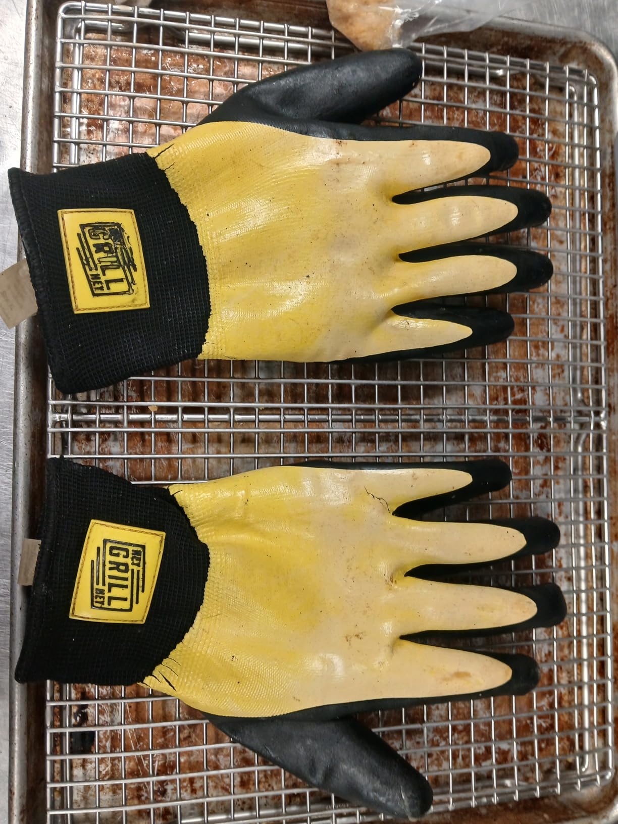 Hey Grill Hey Pitmaster Gloves | BBQ Gloves | Heat Protection up to 500°F or 260°C | High Temp Resistance | Fireproof Glove for Grilling Smoking Barbecue | Washable Mitts | Waterproof | Size - Large customer photo 2