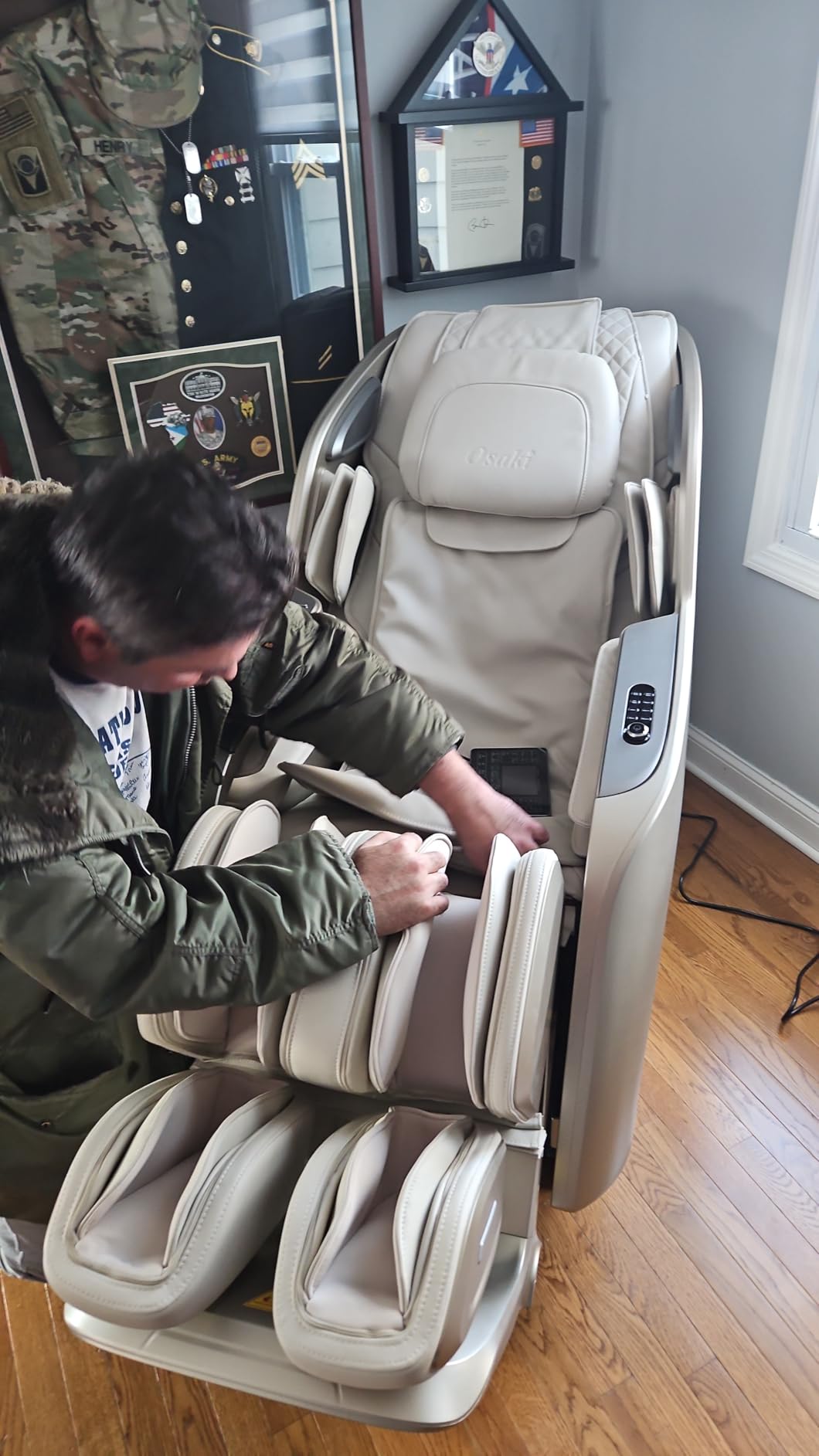 Osaki 4D Achilles l 360 Rotating Footrest l Full Body Massage Chair l Zero Gravity l 360 Kenading Calfrest l Lumbar Heating l Touchscreen Controller l Auto Body Scan l Bluetooth Speaker (Black) customer photo 1