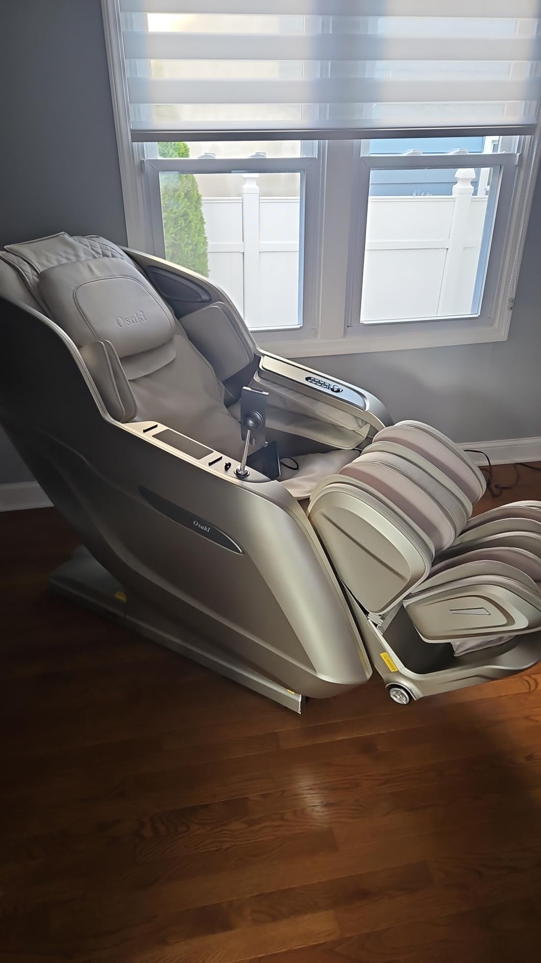 Osaki 4D Achilles l 360 Rotating Footrest l Full Body Massage Chair l Zero Gravity l 360 Kenading Calfrest l Lumbar Heating l Touchscreen Controller l Auto Body Scan l Bluetooth Speaker (Black) customer photo 2