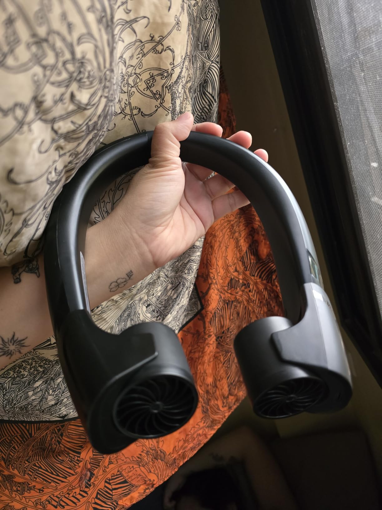 Mavax ChillGo Portable Neck Fan - 8000mAh Personal Wearable Fan, 9000 RPM Direct-flow 4X Powerful 360° Airflow Cooling Fan, Max 16H, 4 Speeds, LED Display, Great Gifts for Men Women - 5th Gen Black customer photo 1