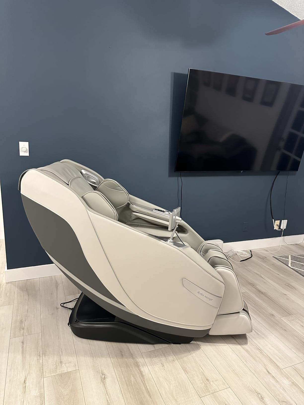 Massage Chair Full Body Zero Gravity, 3D SL-Track Shiatsu Massage with Unique Rocking Sleep Mode, Upgraded Calf & Knee Massage (+11cm) for Tall People, Wireless Charging &Touch Screen, Black customer photo 1