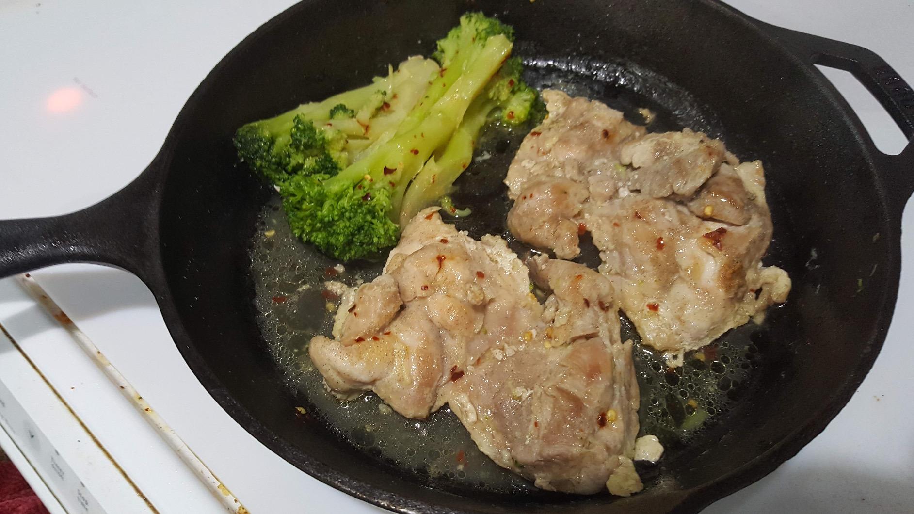Lodge Pre-Seasoned Cast Iron Skillet, PFAS-Free, 12 Inches | Non-Toxic & Naturally Non-Stick Cast Iron Pan, Compatible with Oven, Stove, Grill & Campfire, Made in USA customer photo 1