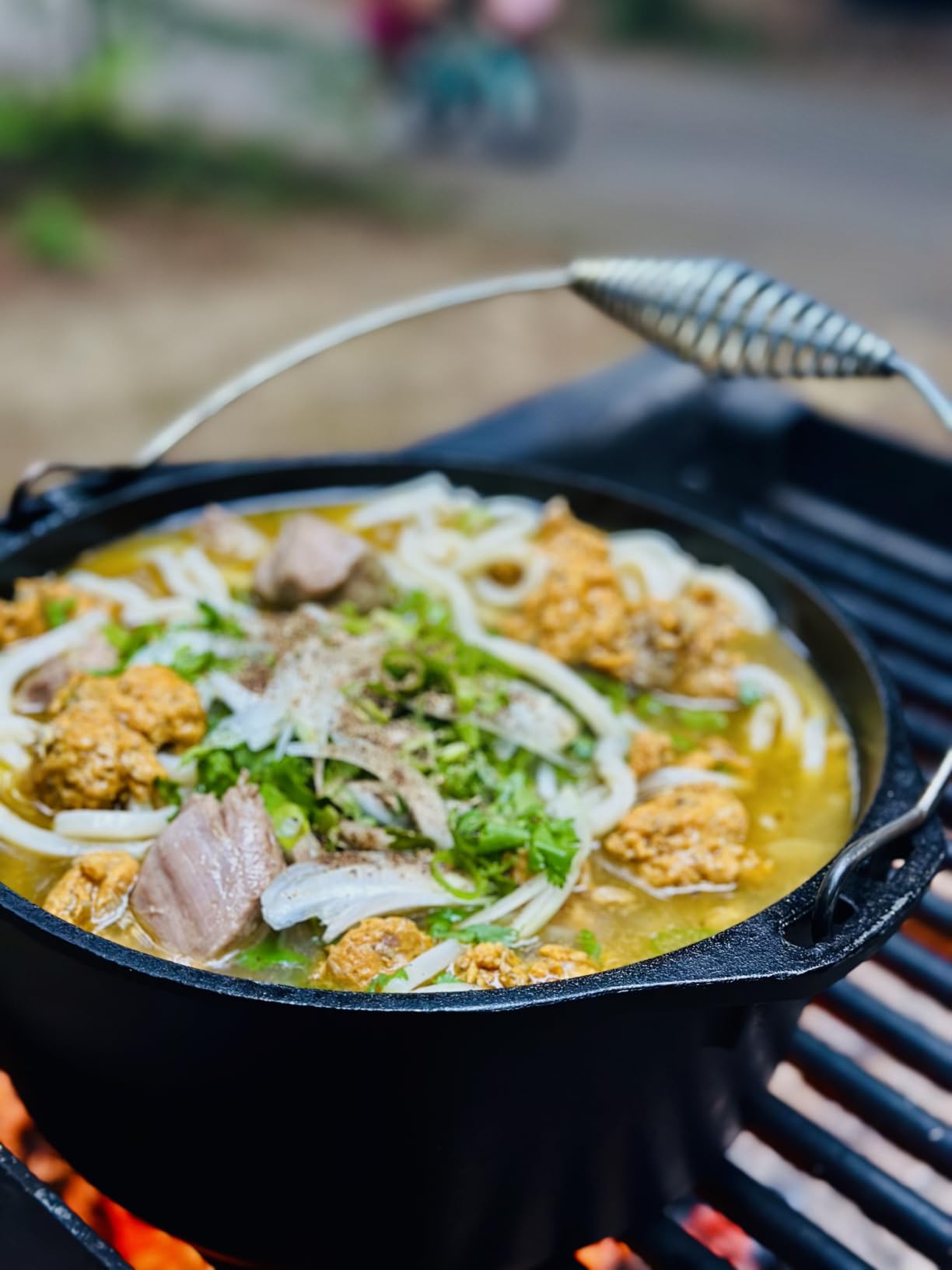 Lodge Pre-Seasoned Cast Iron Deep Camp Dutch Oven with Lid, 8 Quart customer photo 1