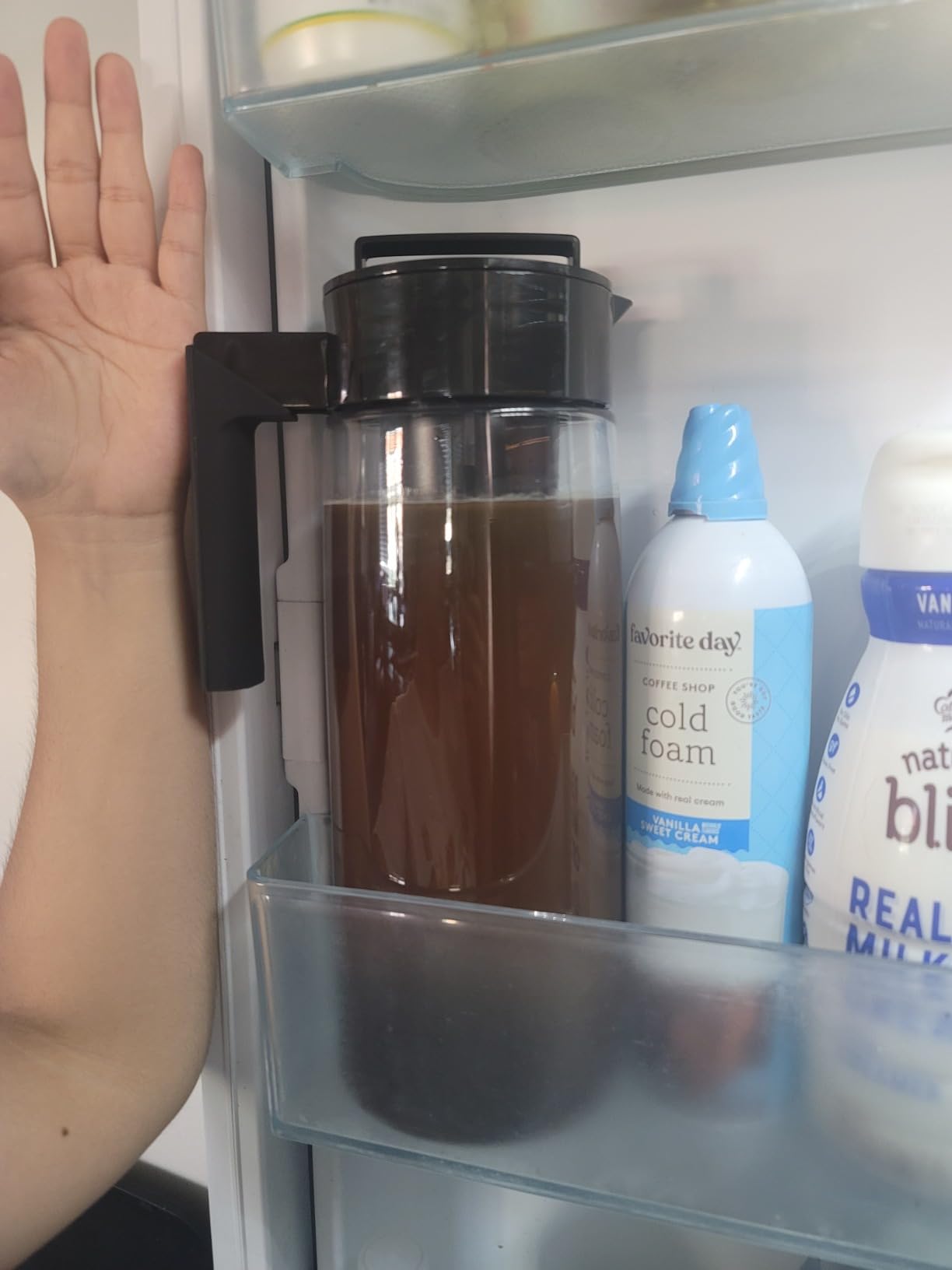 Takeya Deluxe Cold Brew Coffee Maker - BPA-Free Tritan Pitcher with Airtight Leakproof Lid, Silicone Grip Handle, Fine-Mesh Filter - Shatter-Proof, Dishwasher Safe, Made in USA - 1 Quart/Black customer photo 1