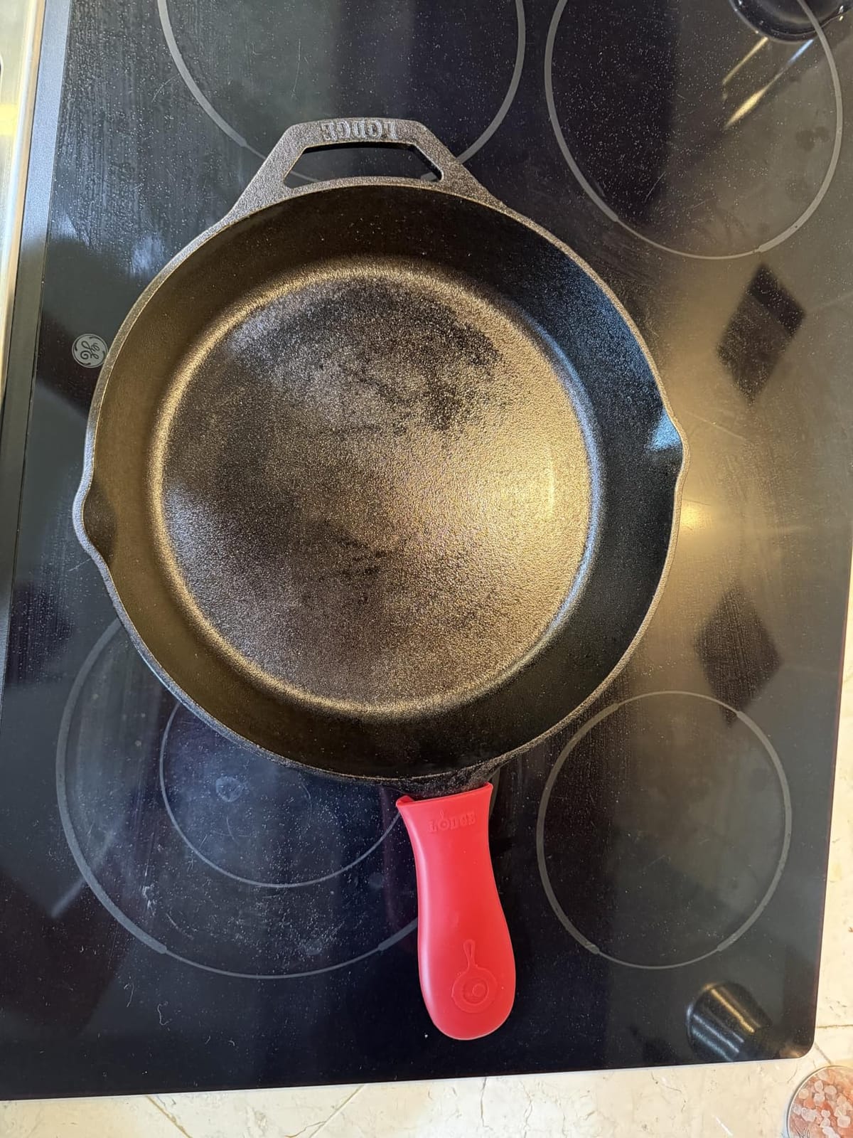 Lodge Pre-Seasoned Cast Iron Skillet with Silicone Handle Holder, 12 Inches | Non-Toxic & Naturally Non-Stick Frying Pan with Silicone Hot Handle Holder, Pan is Safe for Oven & Stovetop Use customer photo 1