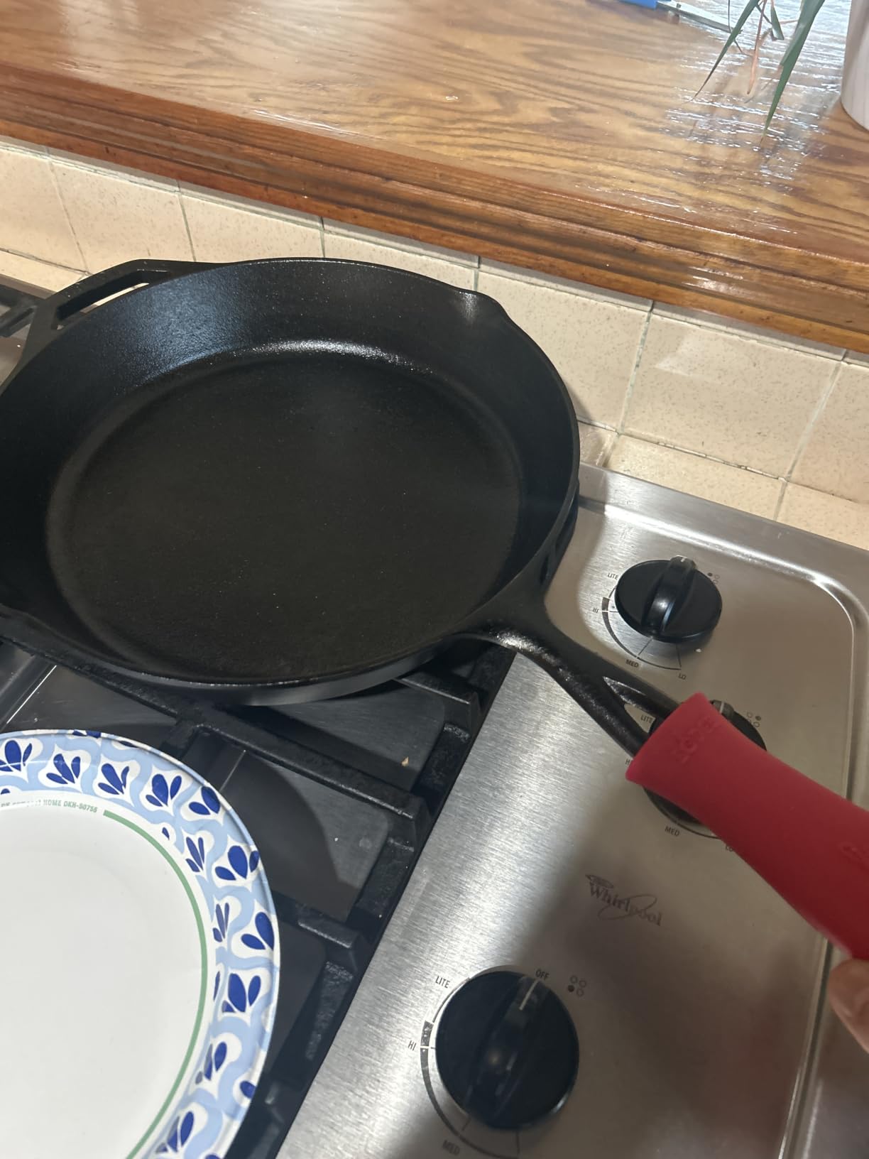 Lodge Pre-Seasoned Cast Iron Skillet with Silicone Handle Holder, 12 Inches | Non-Toxic & Naturally Non-Stick Frying Pan with Silicone Hot Handle Holder, Pan is Safe for Oven & Stovetop Use customer photo 2