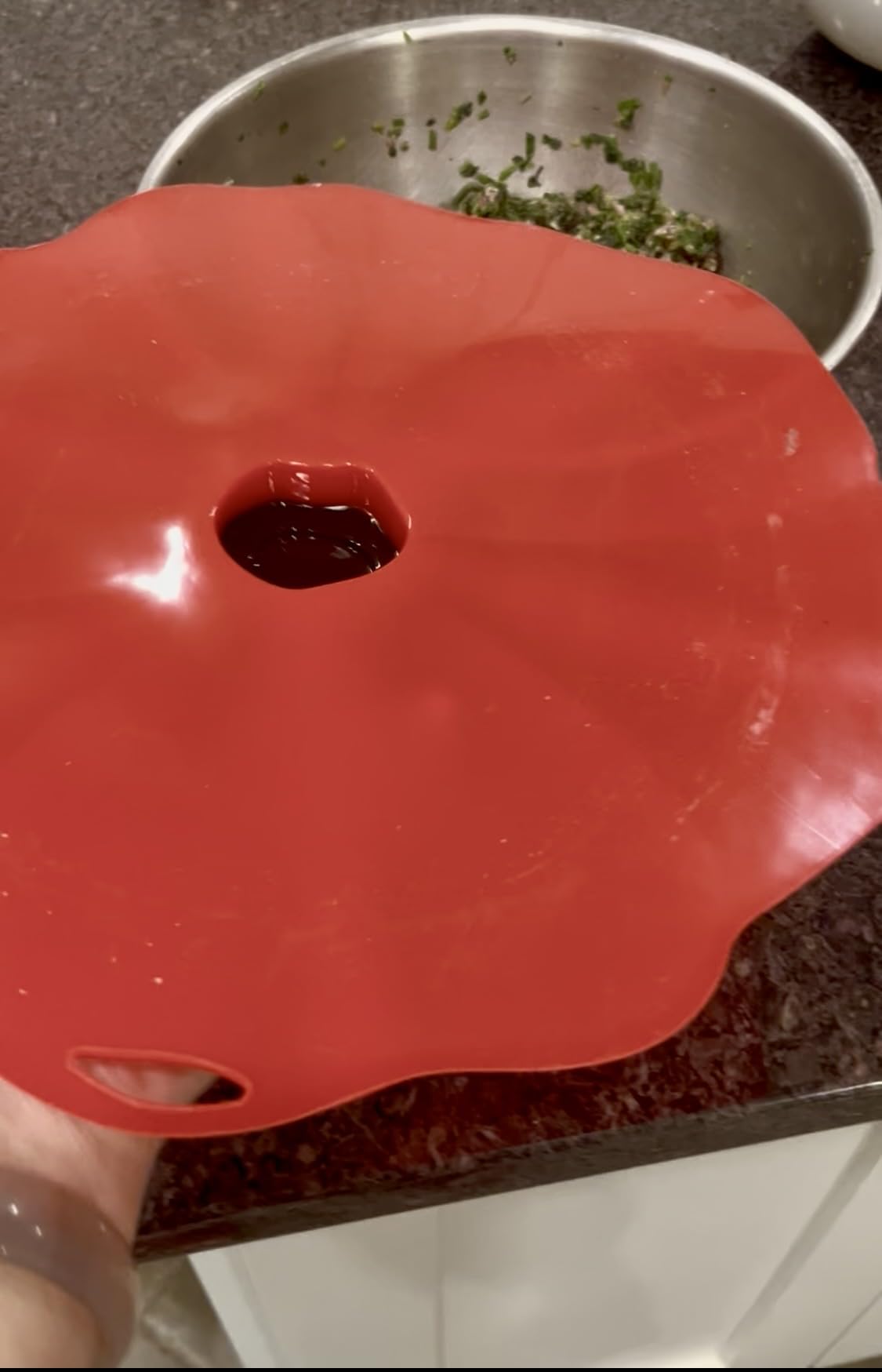 Charles Viancin - Poppy Silicone Lid for Food Storage and Cooking - Airtight Seal on Any Smooth Rim Surface - BPA-Free - Oven, Microwave, Freezer, Stovetop and Dishwasher Safe (6 Inch) customer photo 1