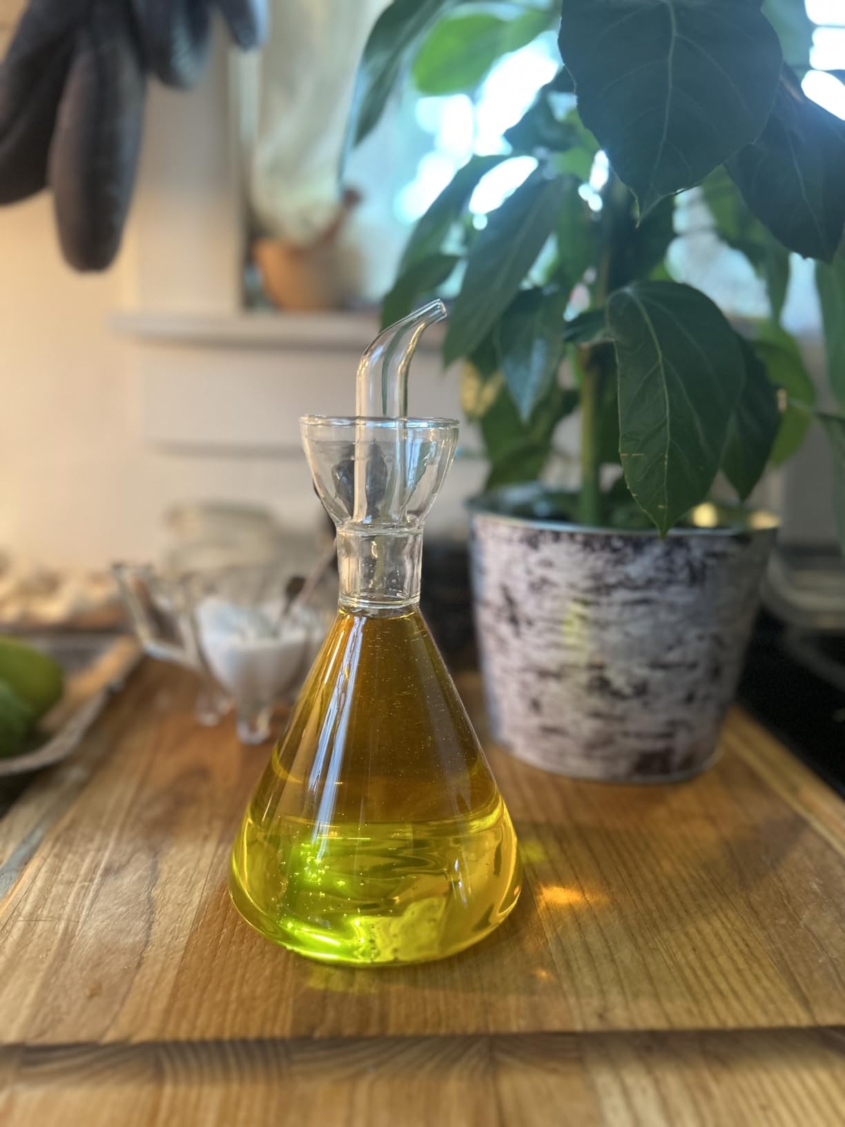 ELETON Conical 8 oz Glass Oil Dispenser - No Drip Olive Oil Cruet with Leak-Proof Spout, Easy-Fill Wide Mouth, Borosilicate Bottle for Kitchen & BBQ customer photo 1
