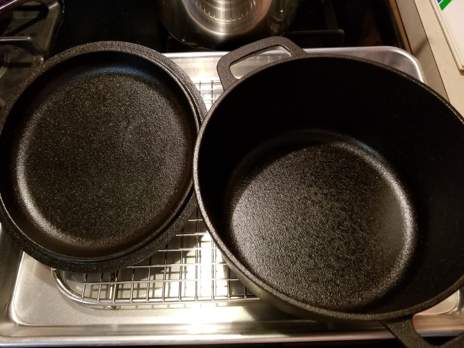 Amazon Basics Pre-Seasoned Cast Iron Dutch Oven Pot with Lid, 7-Quart, Black customer photo 2