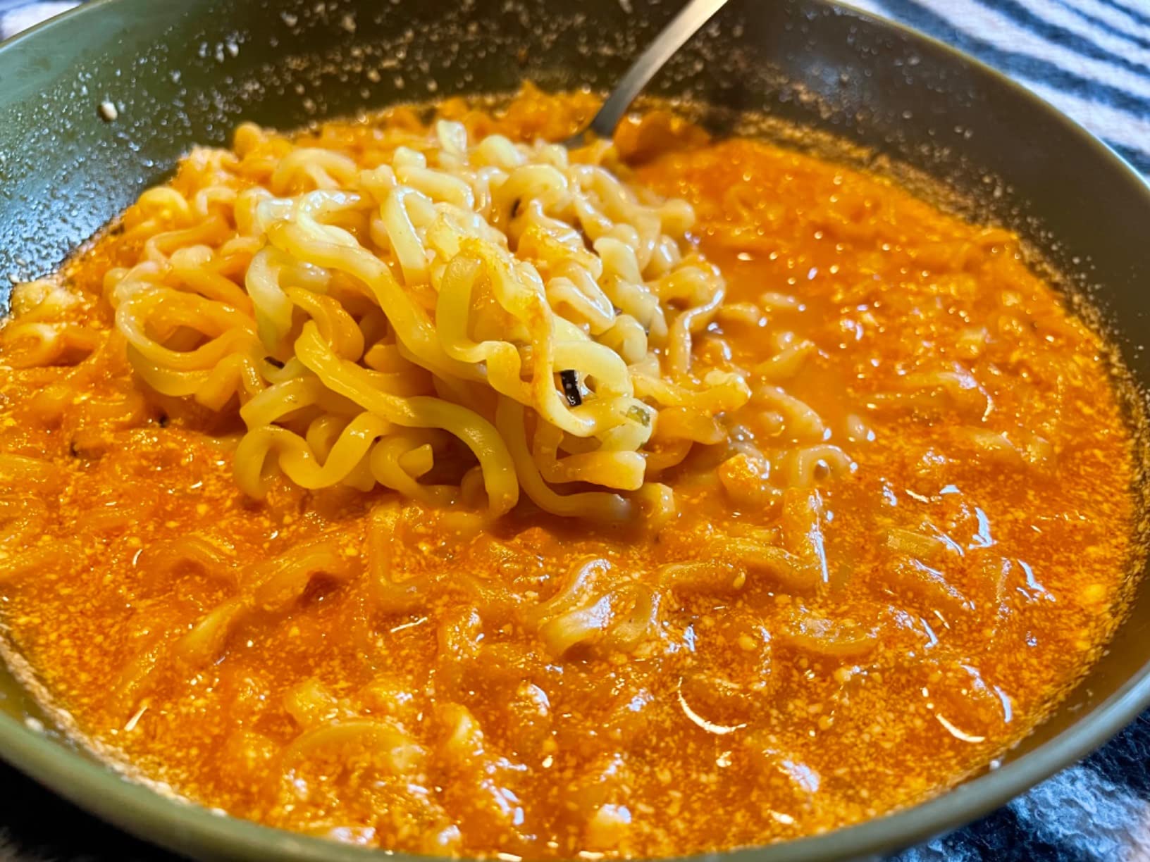 FUN & YUM Volcano Hot & Spicy Chicken Flavored Instant Ramen, 4.94 Ounce (Pack of 4) customer photo 2