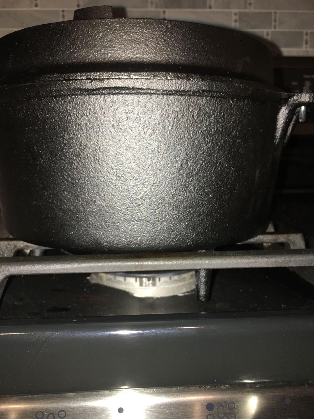 Overmont 6QT Cast Iron Dutch Oven - Pre-Seasoned Pot with Lid Lifter & Legs customer photo 1