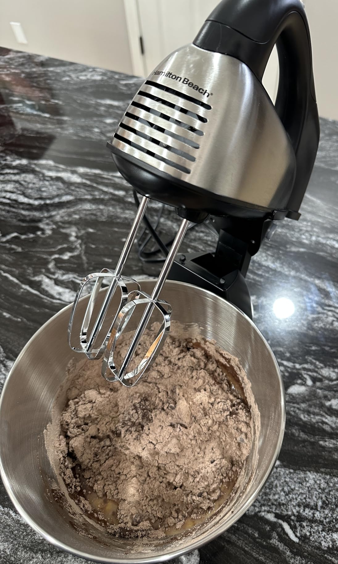 Hamilton Beach Classic Stand and Hand Mixer, 4 Quarts, 6 Speeds with QuickBurst, Bowl Rest, 290 Watts Peak Power, Black and Stainless customer photo 1