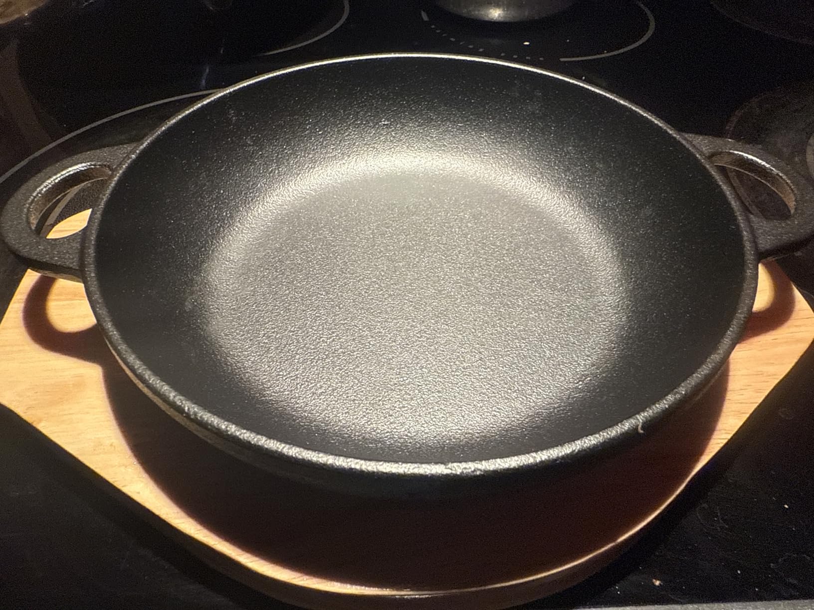 Jingmore 2 Sets Cast Iron Skillet 7.5 Inch with Wooden Base Dual Handle Pan Cast Iron Plates Frying Pan Round Fajita Plate Hot Steak Pot Dish for Baking Cooking customer photo 1