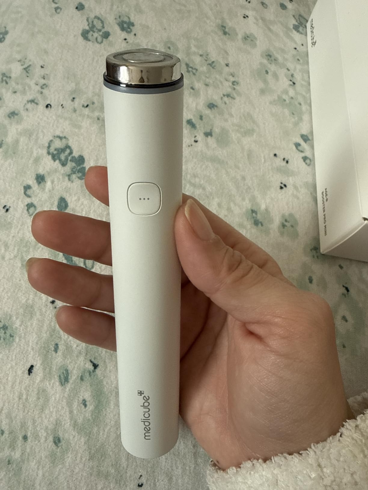 medicube Mini Booster Pro White | Affordable At-Home Facial Device for Beginners - Portable Glow Booster for Glass Skin, Boosting Skin Care Absorption | Korean Skin Care customer photo 2