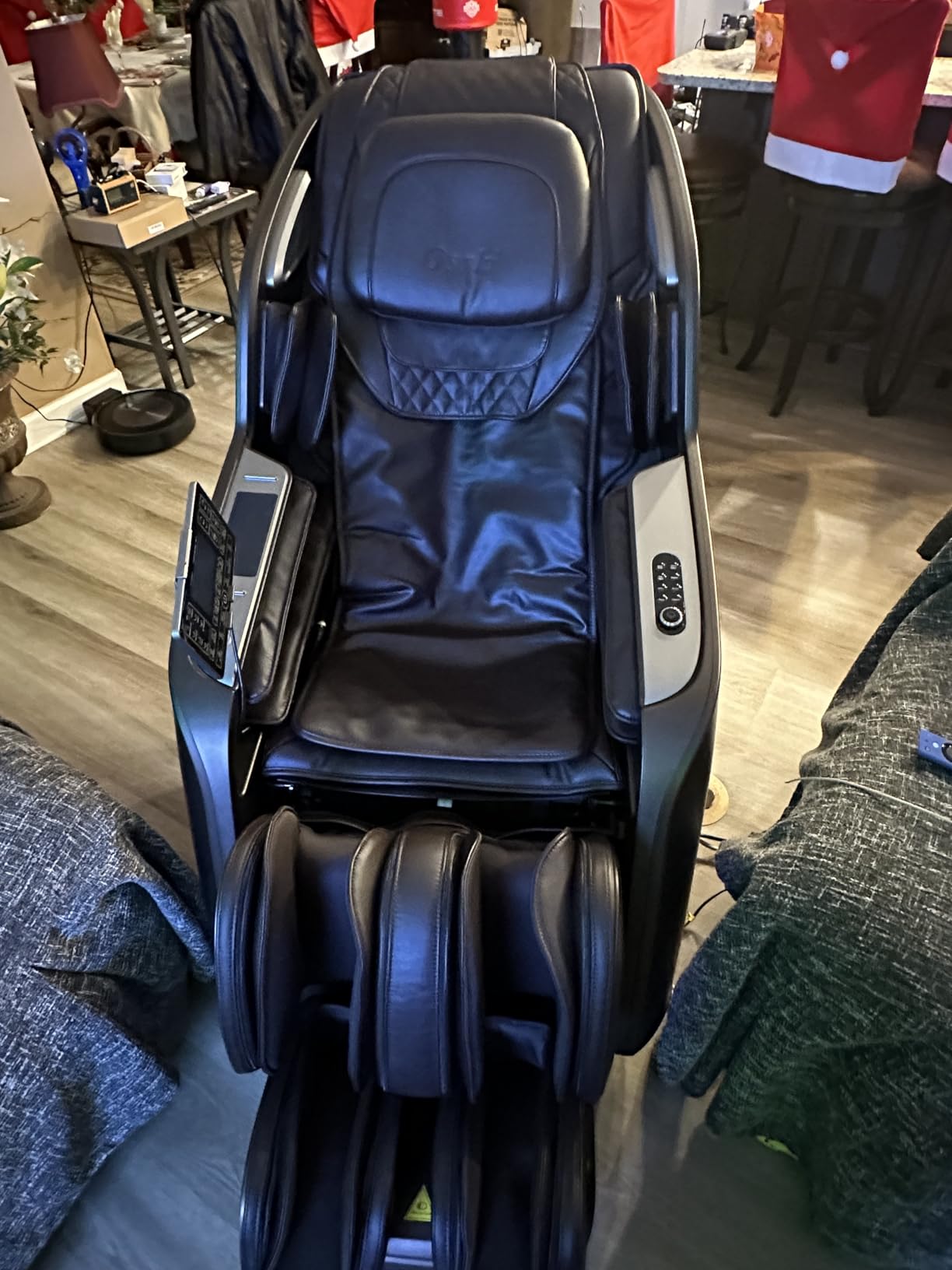 Osaki 4D Achilles l 360 Rotating Footrest l Full Body Massage Chair l Zero Gravity l 360 Kenading Calfrest l Lumbar Heating l Touchscreen Controller l Auto Body Scan l Bluetooth Speaker (Black) customer photo 3
