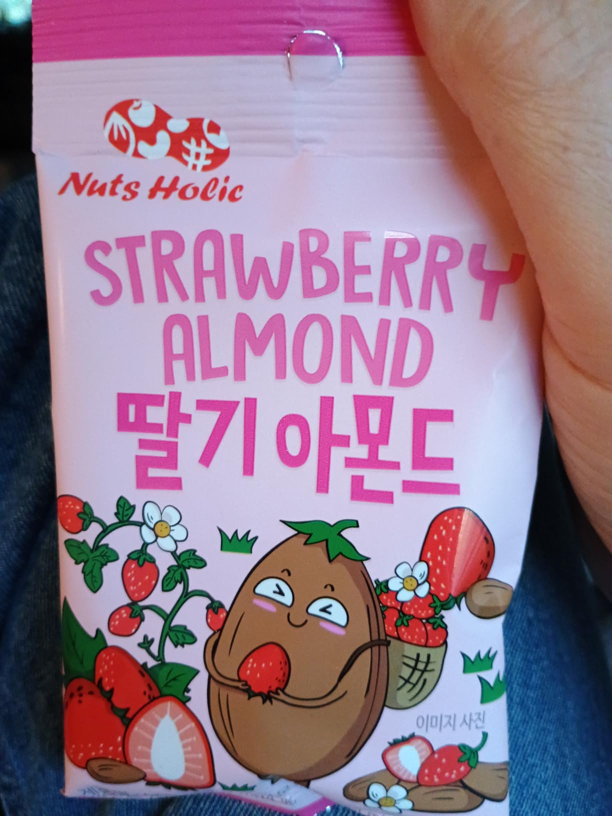Korean Food Nuts Holic Strawberry Almond, Sweet Seasoned, Snack Mix, 8Pk | Sweet strawberry-flavored seasoned almond snack in convenient individual packs customer photo 2