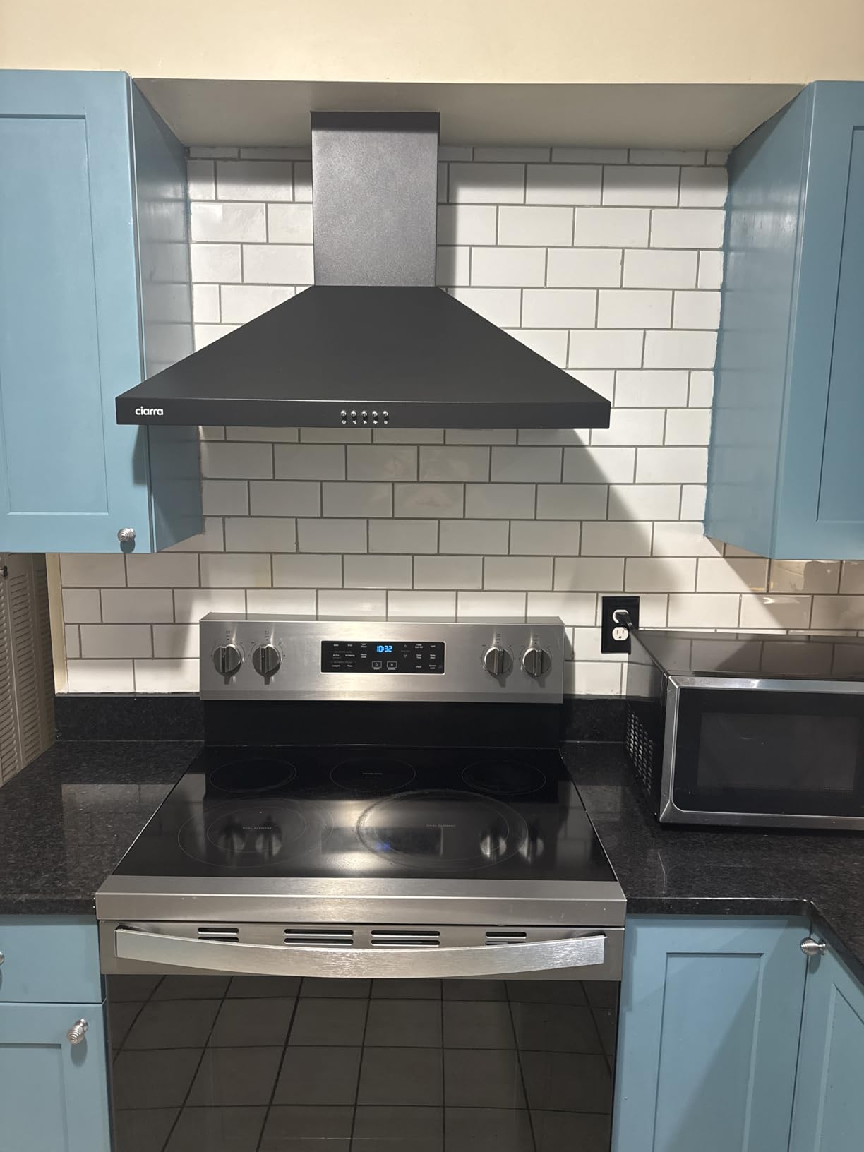 CIARRA Black Wall Mount Range Hood 30 inch 550 CFM Stove Vent Hood with 2 LED Light for Kitchen, 3 Speed Fan, Ducted & Ductless Mode, Push Button, Easy to Install, CAB75206P-N customer photo 2
