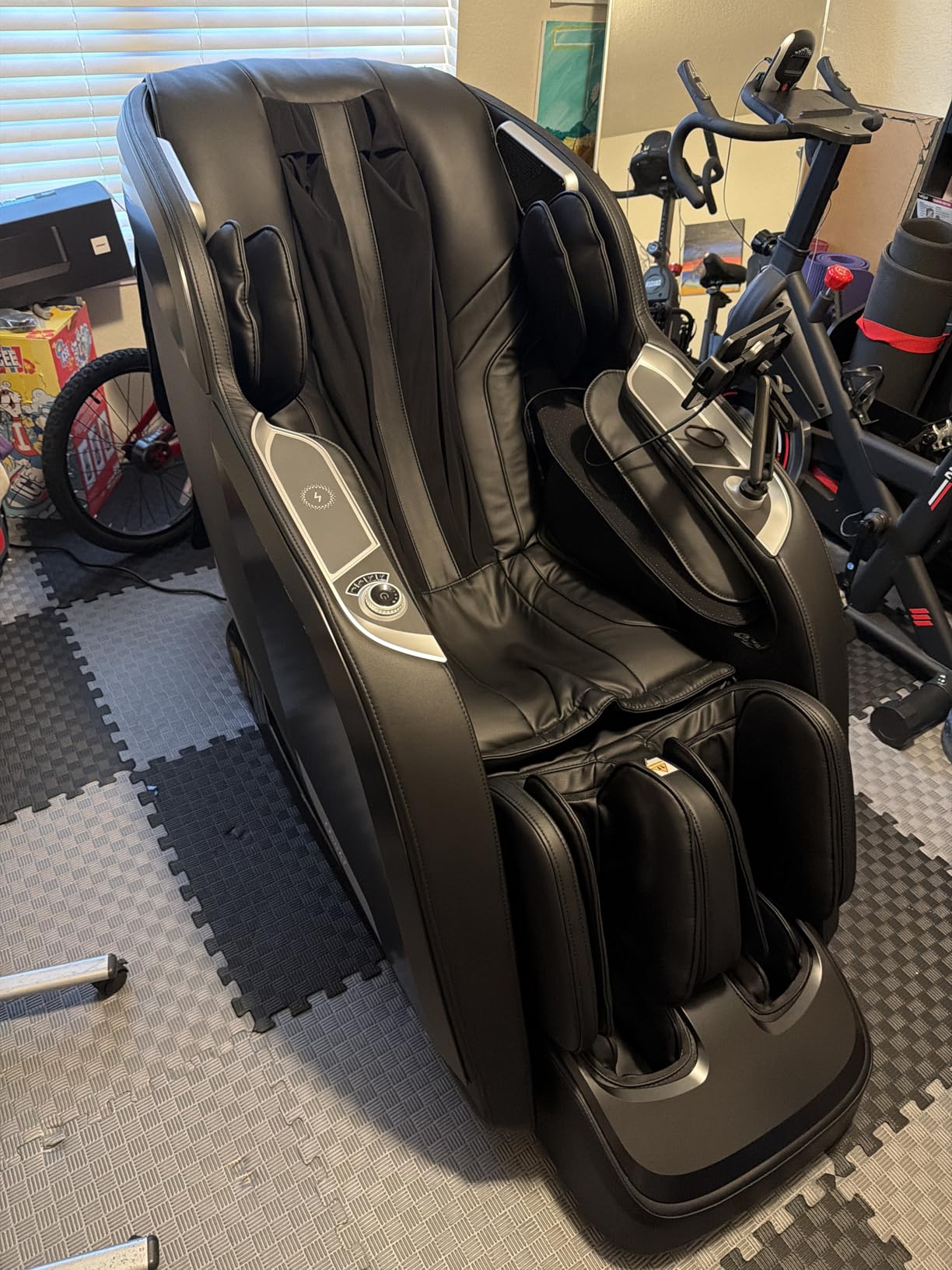 Osaki Vibe 4D l 4D Massage Mechanism l Automatic Body Scan l Deep Calf-Kneading l Space-Saving Technology l 3-Stage Zero Gravity l 32-Cell Full Body Air Massage customer photo 1
