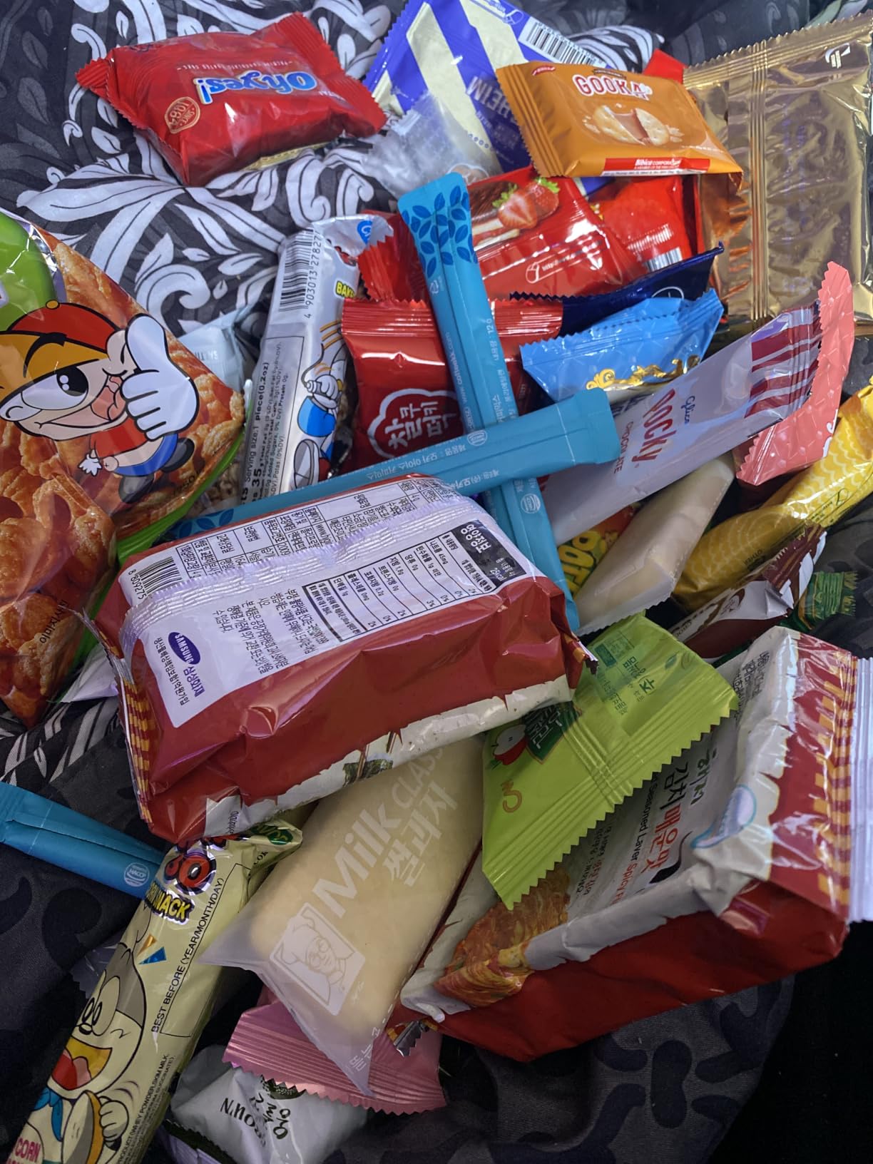 Korean snack box 50 Count - Korean snack Gift Set with Kimchi Seaweed, Ramen, Cookies, Crackers, Candy & Coffee Sticks customer photo 2
