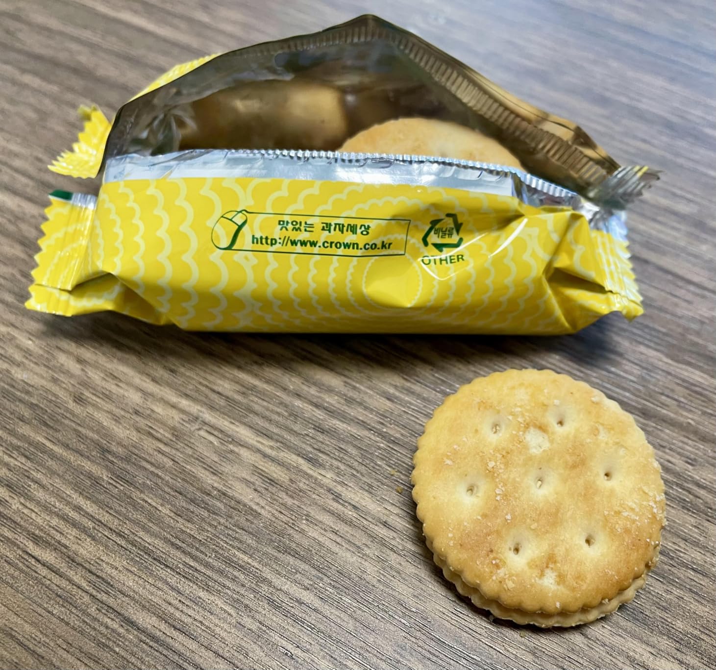 Korean Food Lemon Cream Sandwich Cookies, Lemon Pound Cake Taste, 322g | Crunchy sandwich biscuits with smooth lemon cream filling inspired by classic lemon pound cake customer photo 1