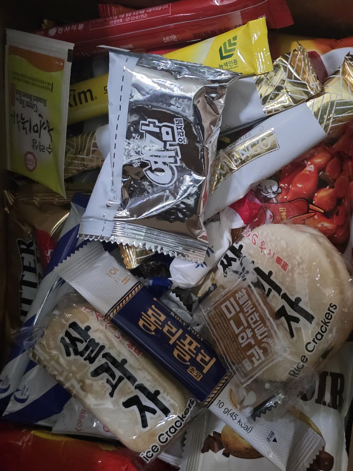 Dagaon Korean Snack Box 46 Count. Assorted Gift Pack Including Chips, Crackers, Cookies, Biscuits, Ramen, Pies, Candies and More. Variety Gift Set for every occasion. customer photo 1