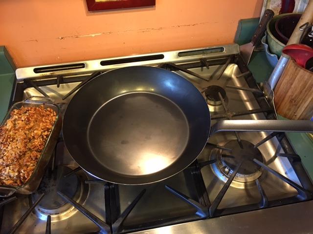 de Buyer LA LYONNAISE Blue Carbon Steel Fry Pan - 12” - Ideal for Browning, Simmering, Searing & Reheating - Naturally Nonstick - Made in France customer photo 1
