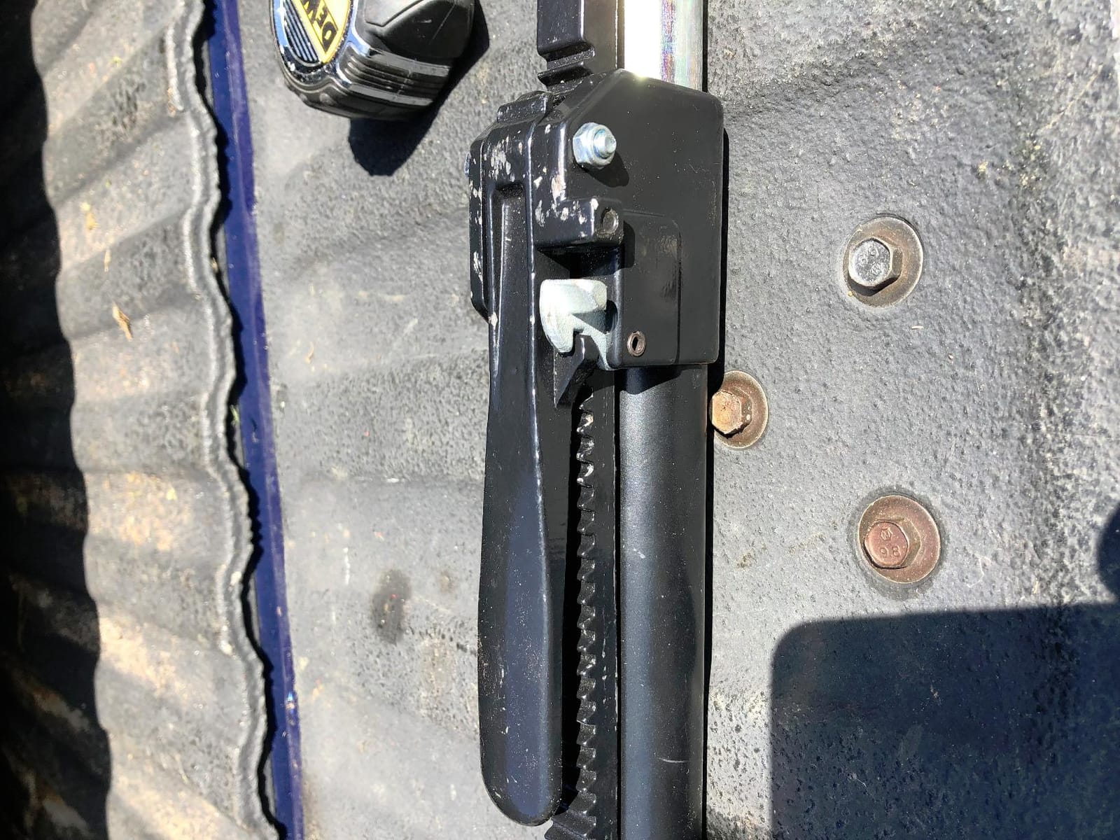 Heininger 4016 HitchMate Cargo Stabilizer Bar for Full-Size Trucks,Black customer photo 1
