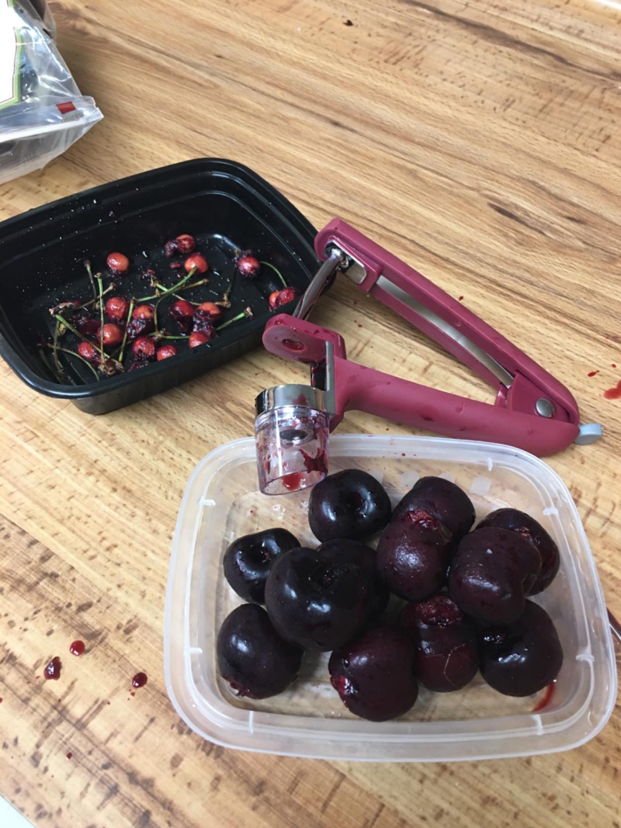 OXO Good Grips Olive and Cherry Pitter, Black, Model Number: 1071499 customer photo 1