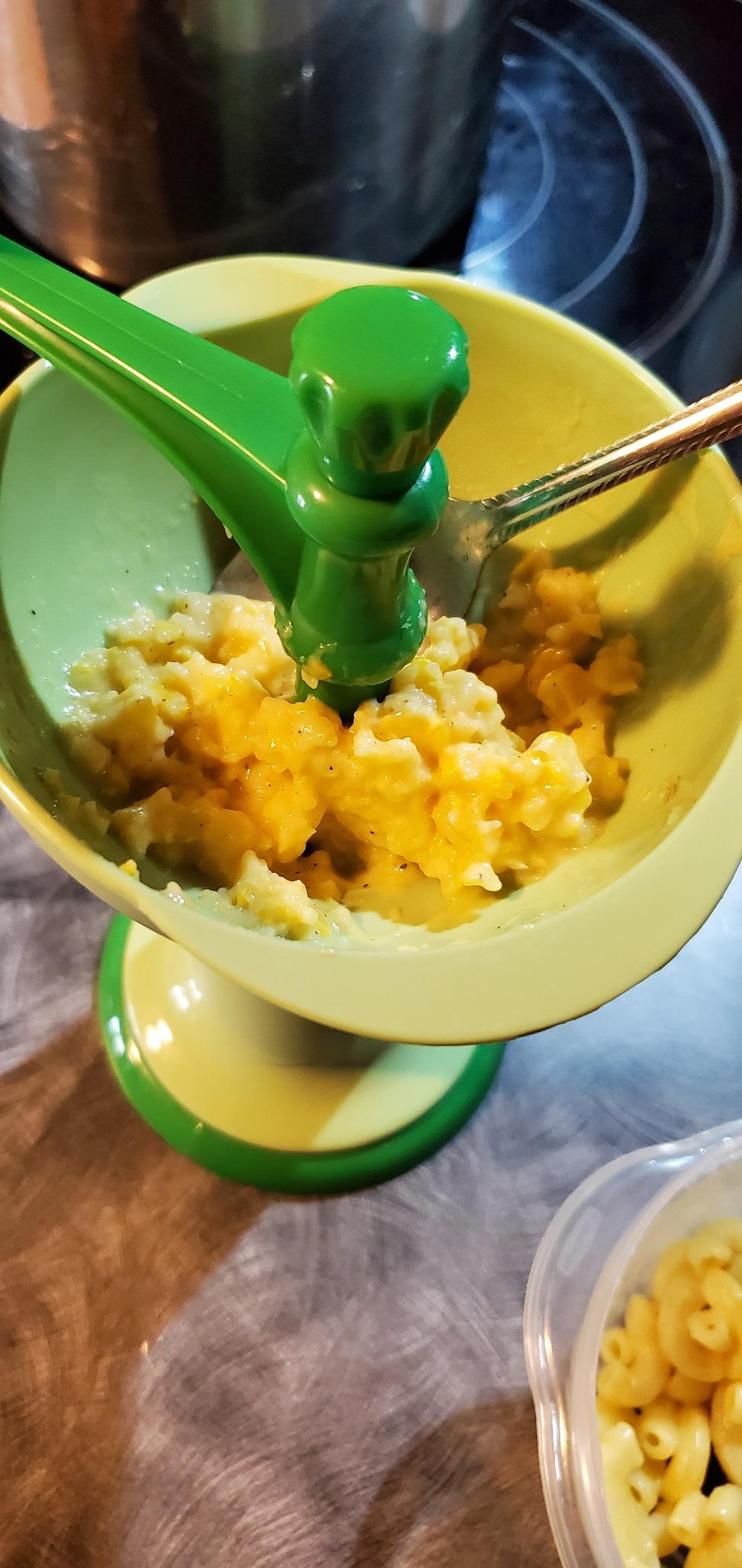 Green Sprouts Fresh Baby Food Mill, Manual Puree Maker with Built-In Serving Bowl, Separates Seeds & Skins, No Batteries or Electricity Needed, Compact, Dishwasher Safe customer photo 1