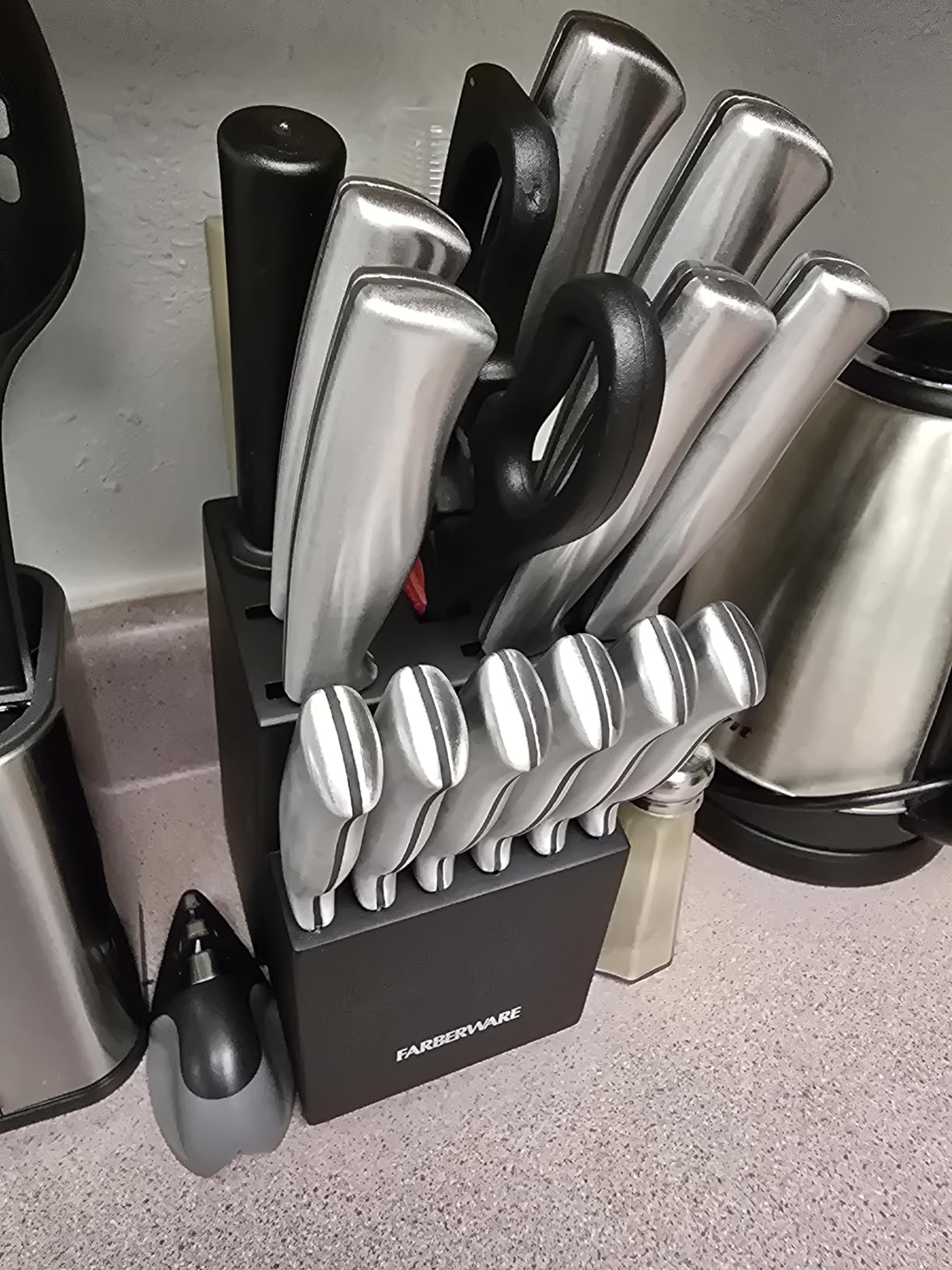 Farberware 15-Piece Kitchen Knife Set, High-Carbon Stainless Steel Blades with Wood Block, Steak Knives, Sharpening Tool & All-Purpose Shears, Razor Sharp, Ergonomic Stainless Steel Handles customer photo 1