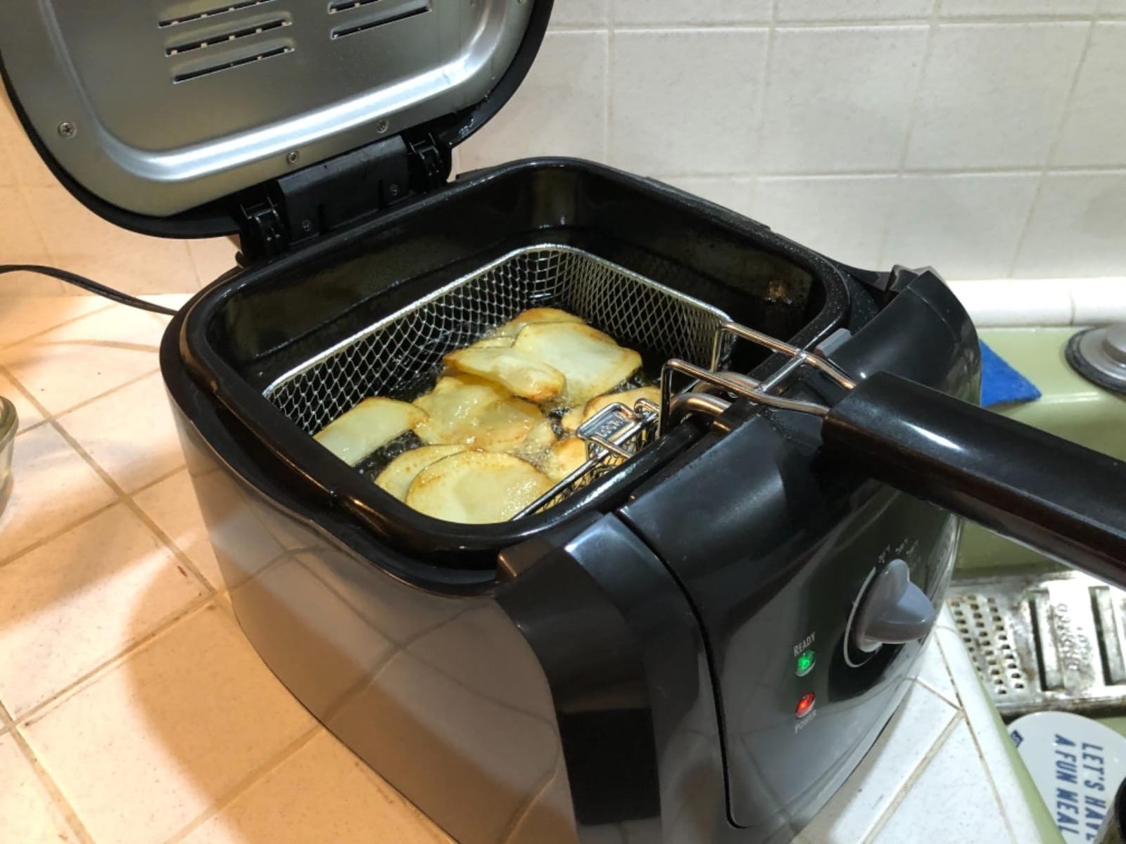 Hamilton Beach Cool Touch Electric Deep Fryer with Basket For Home Use | 2 Liter / 8 Cup Oil Capacity | 1500 Watts | Cool-Touch Sides | Lid With View Window | Adjustable Temperature | Black | 35021 customer photo 2